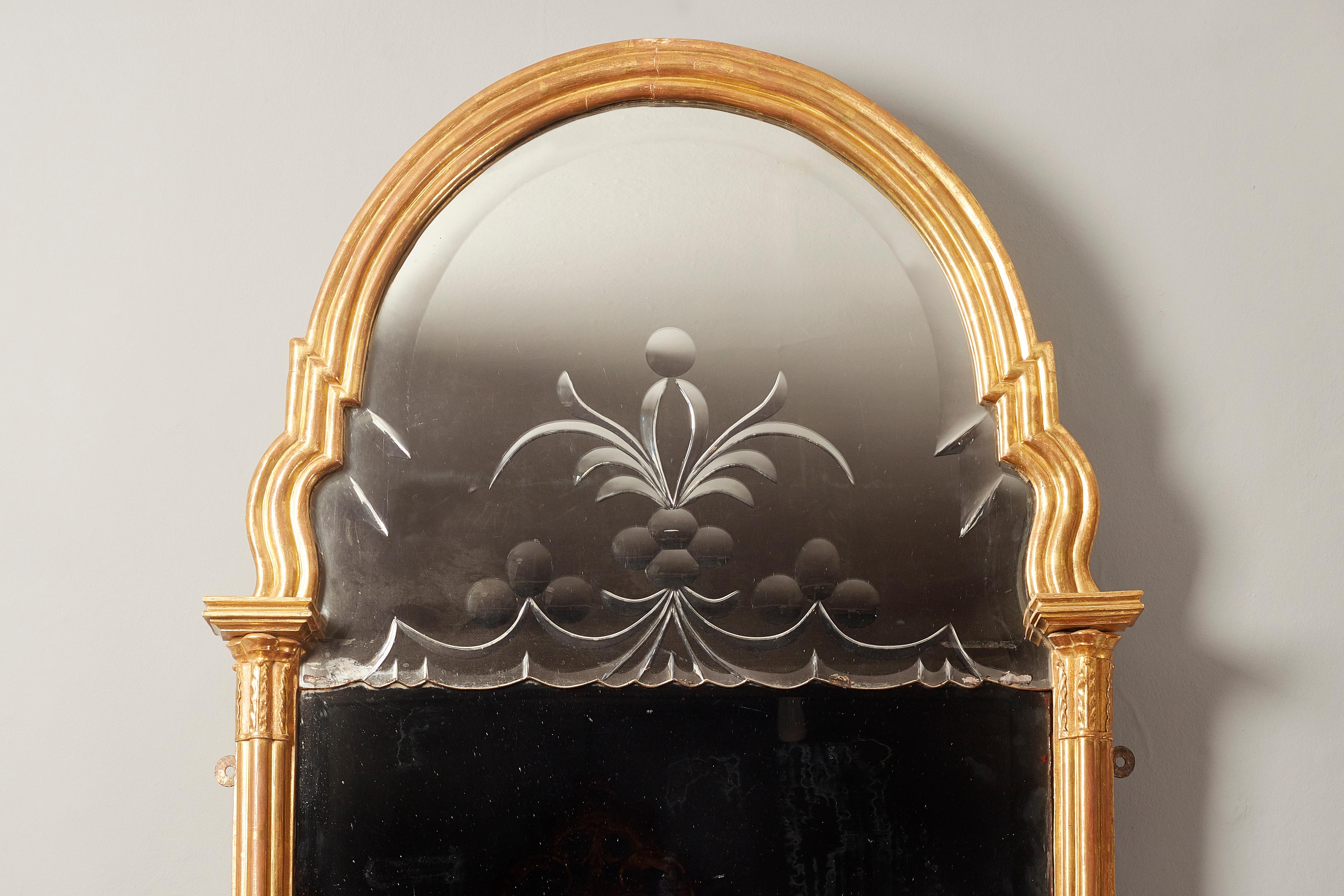 Miroir en bois doré sculpté de style Queen Anne, vers 1700-1710. 