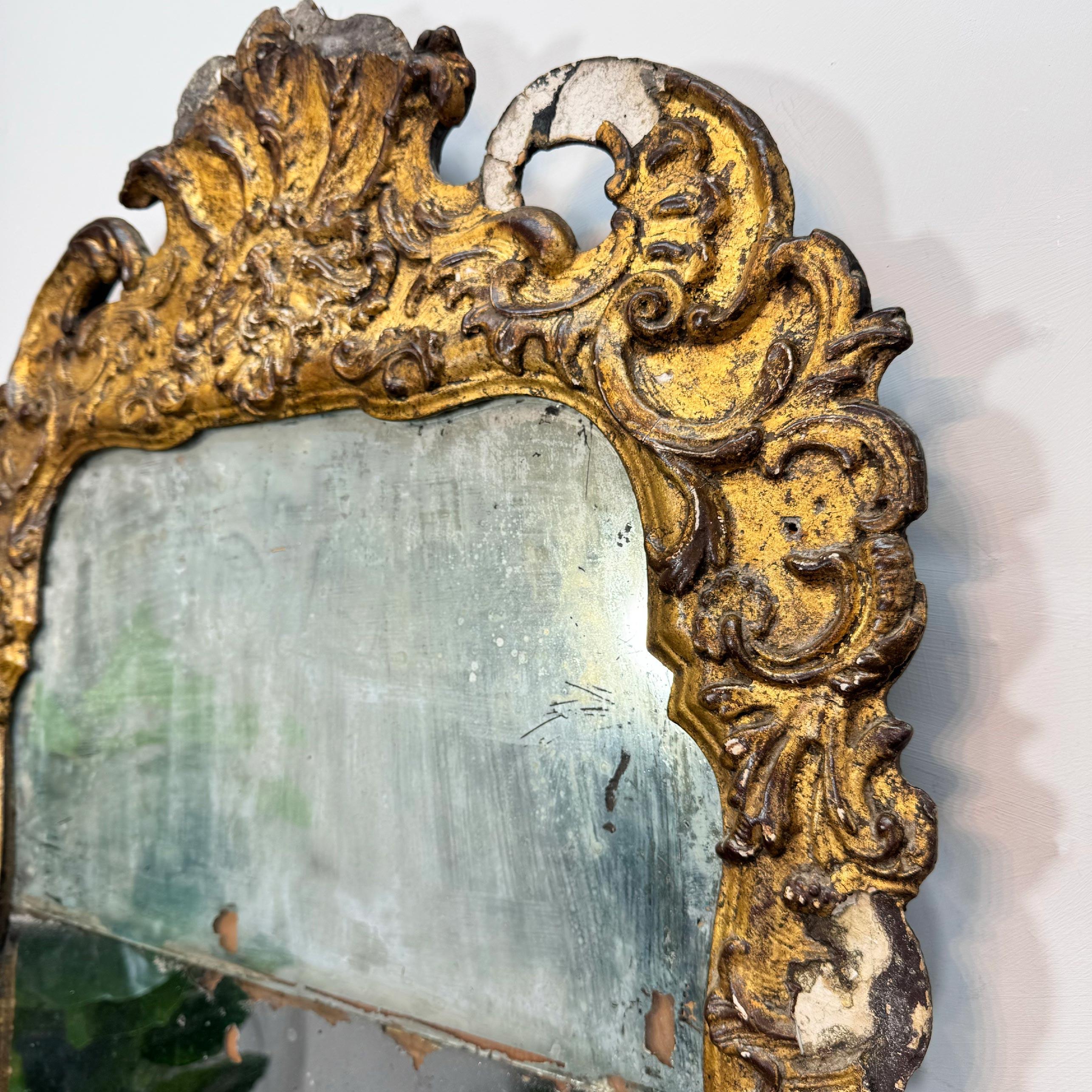 Miroir à plateau fendu en bois doré de Queen Anne en vente 5