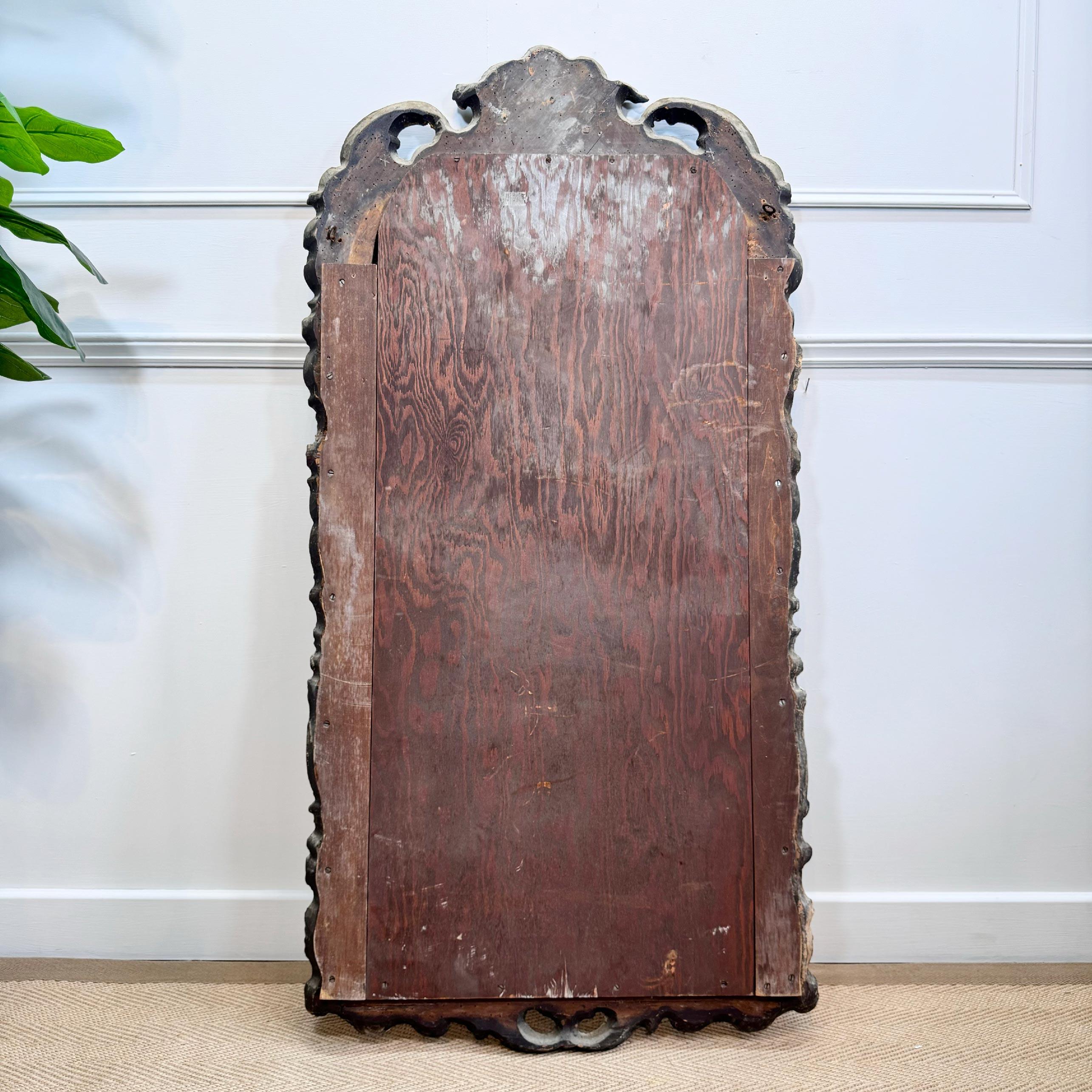 Miroir à plateau fendu en bois doré de Queen Anne en vente 7
