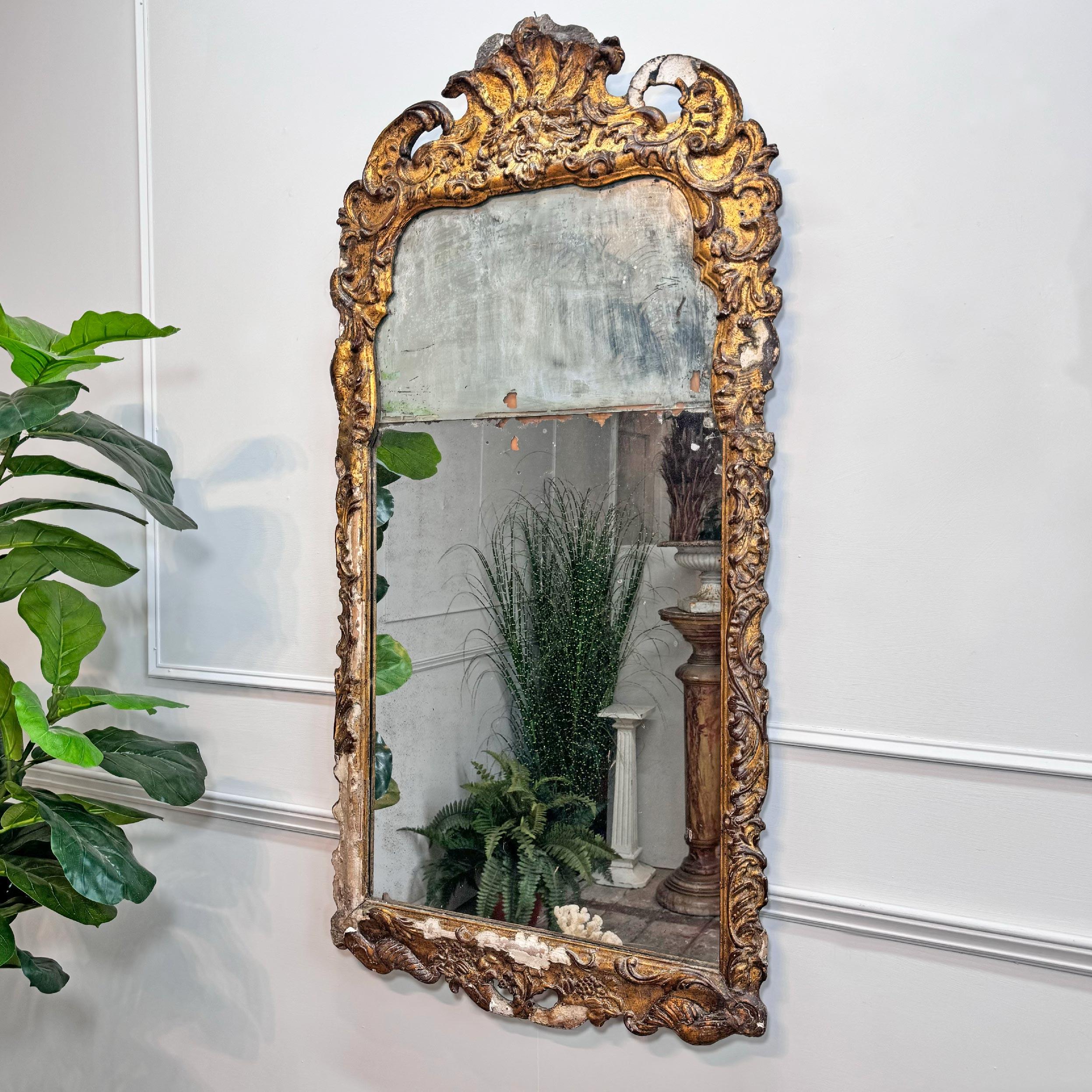 Anglais Miroir à plateau fendu en bois doré de Queen Anne en vente