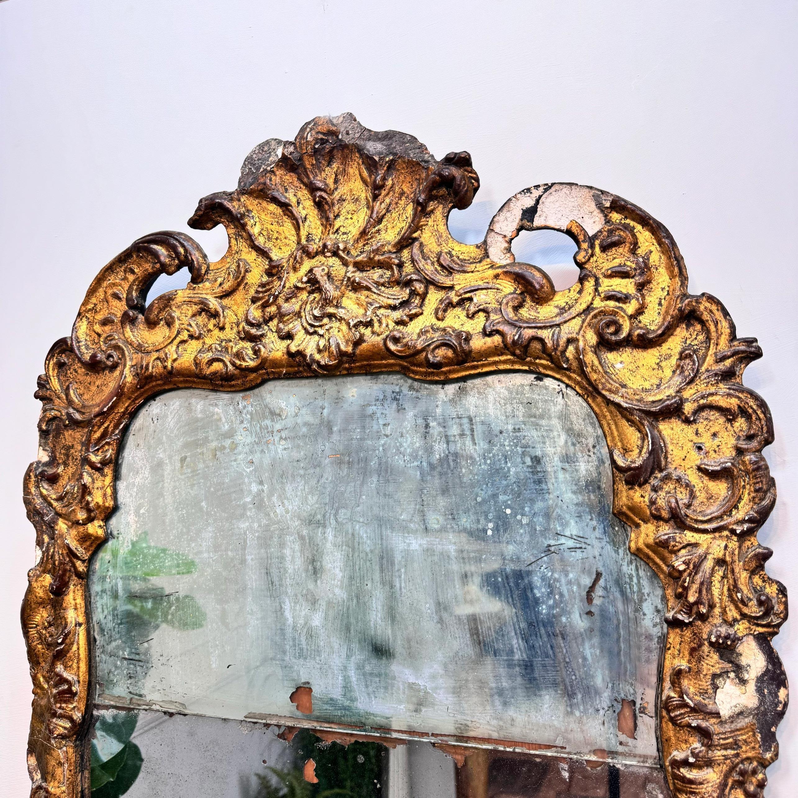 Sculpté à la main Miroir à plateau fendu en bois doré de Queen Anne en vente