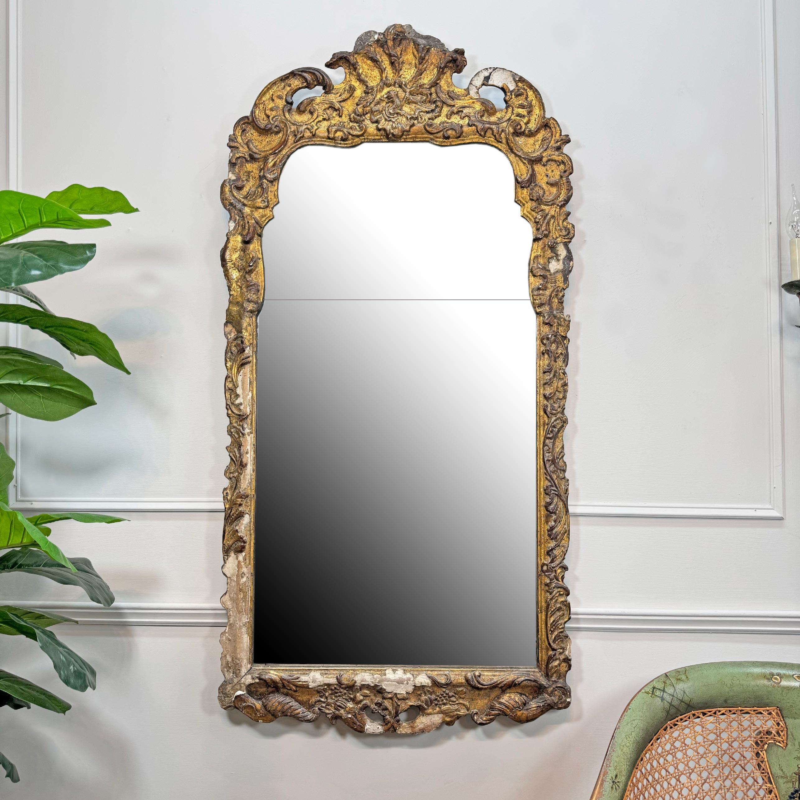 Miroir à plateau fendu en bois doré de Queen Anne État moyen - En vente à Hastings, GB