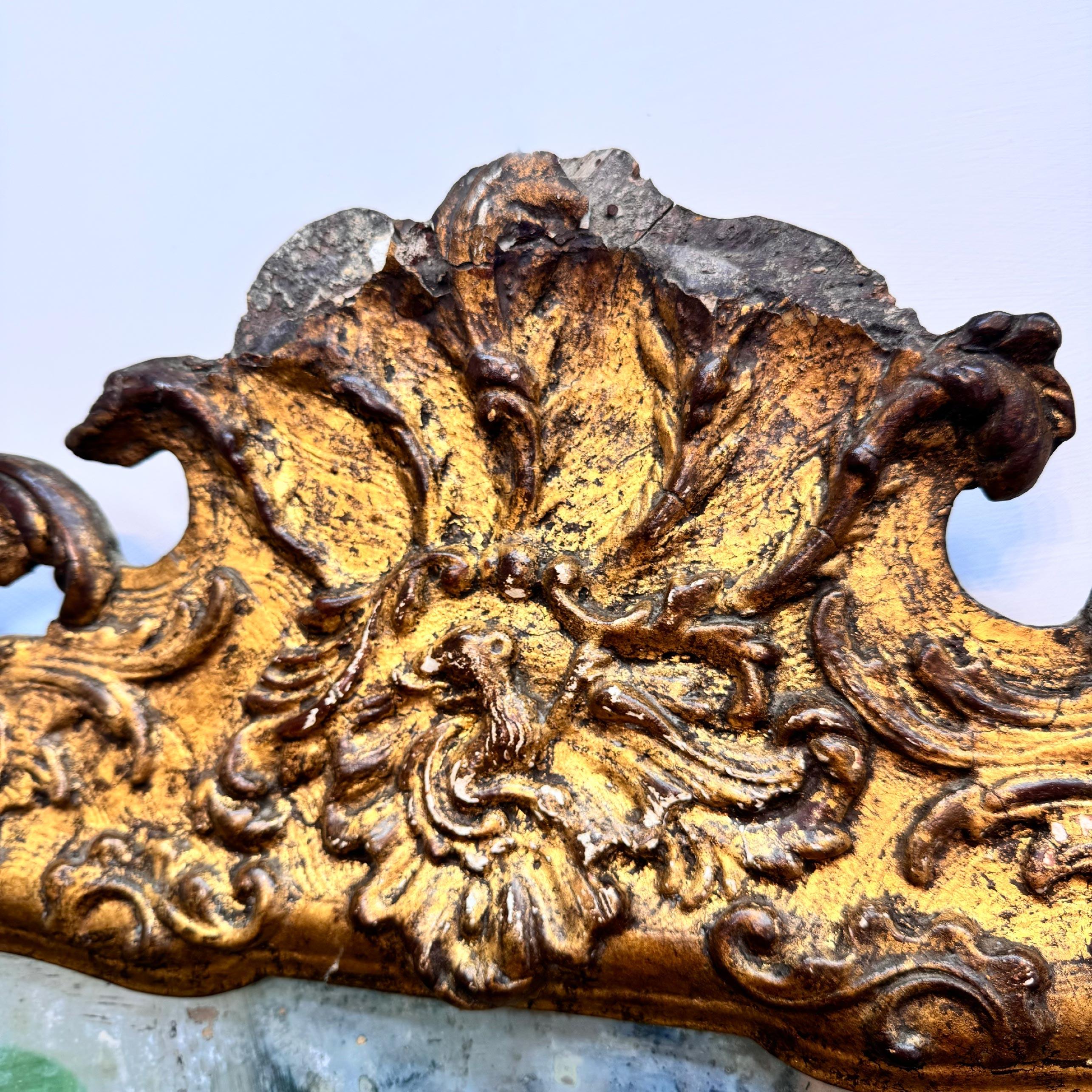 Début du XVIIIe siècle Miroir à plateau fendu en bois doré de Queen Anne en vente