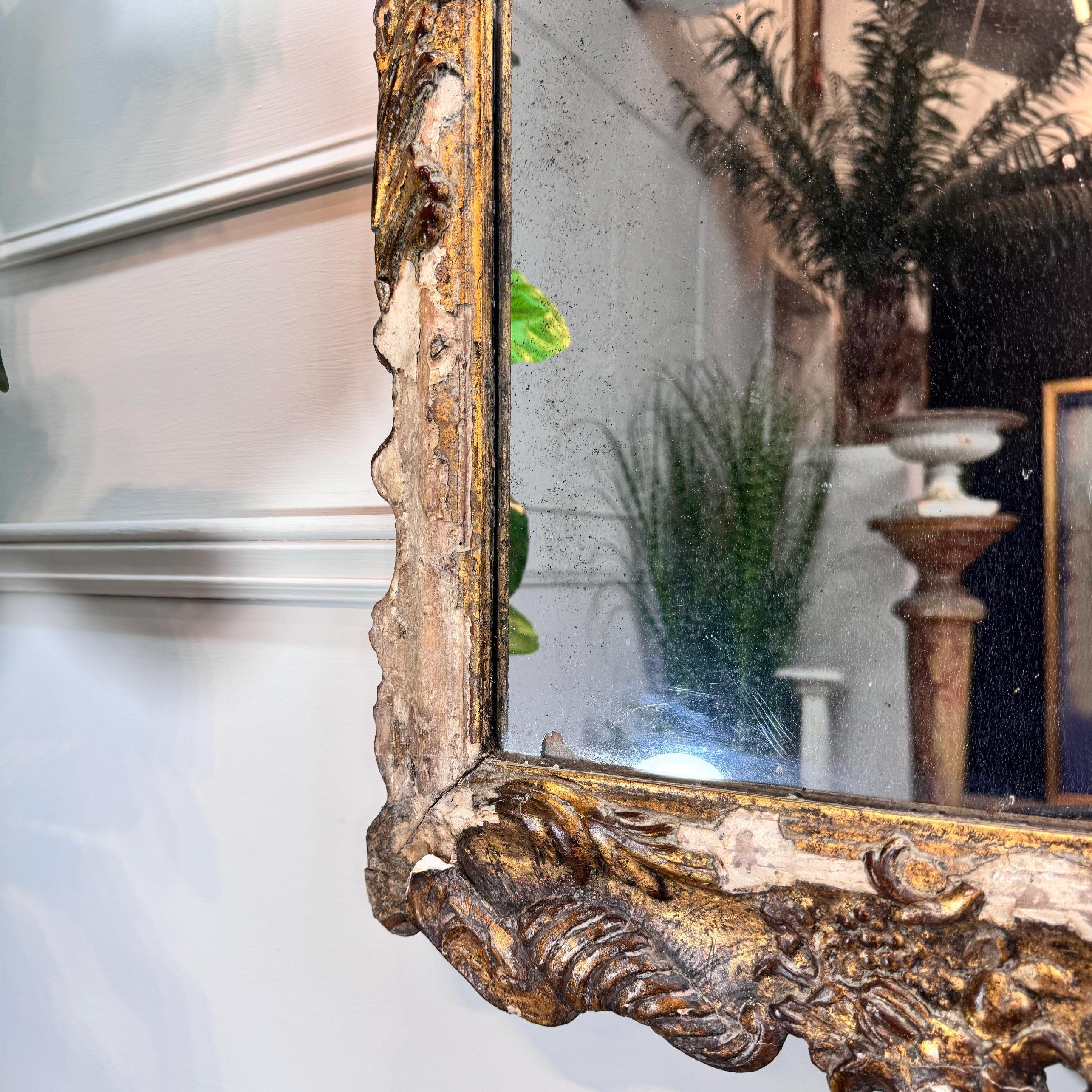 Gesso Miroir à plateau fendu en bois doré de Queen Anne en vente