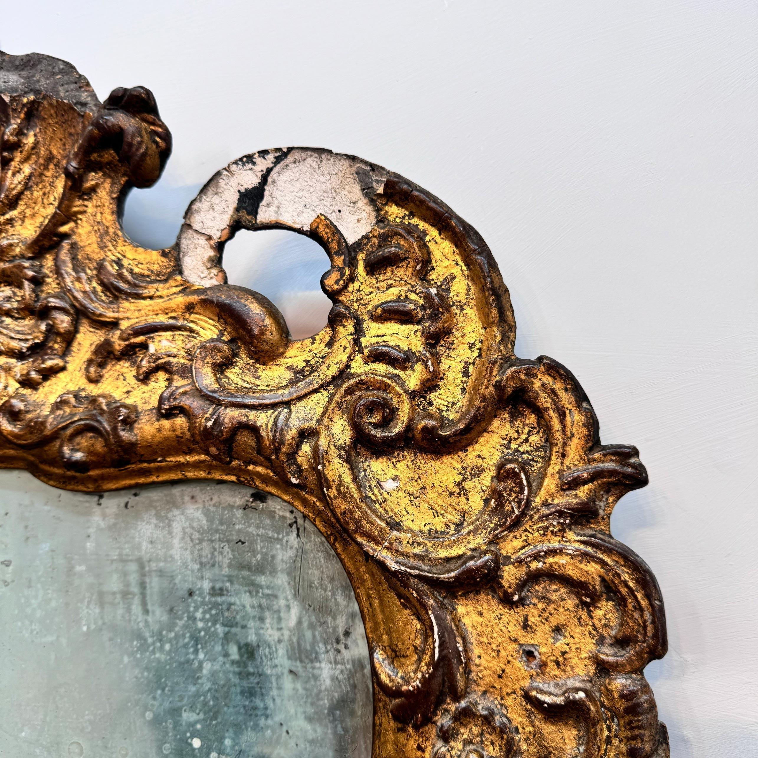 Miroir à plateau fendu en bois doré de Queen Anne en vente 1