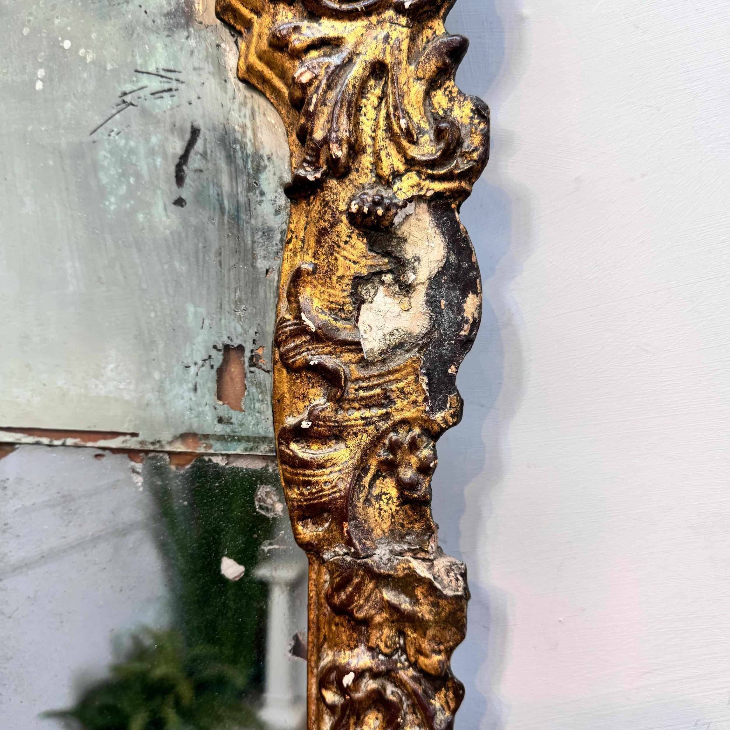 Miroir à plateau fendu en bois doré de Queen Anne en vente 2