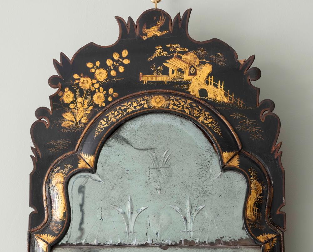 Décorée de chinoiseries dorées, avec plaque gravée d'origine.
Anglais, C.C.C.

Informations complémentaires :
Dimensions : Hauteur : 151 cm, 59 1/2″.
Largeur : 57 cm, 22 1/2″.
Profondeur : 5 cm, 2″.