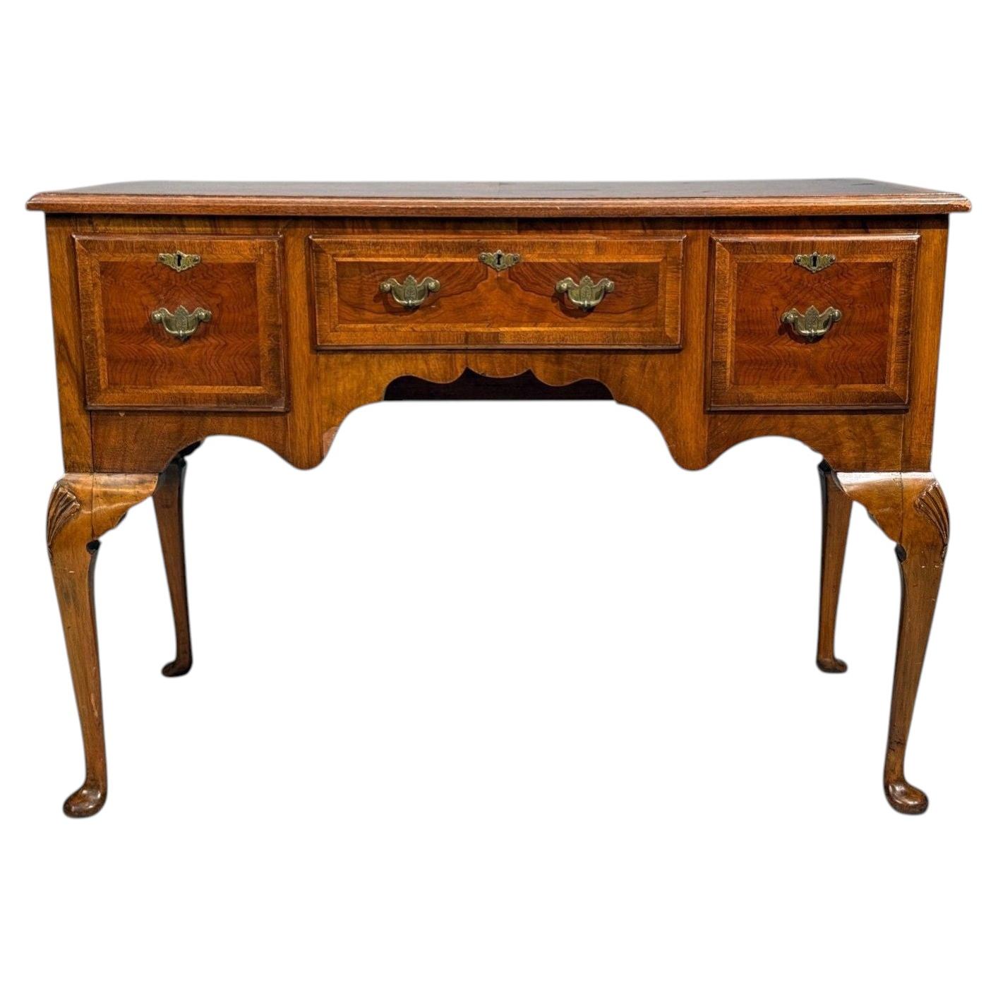 Style Queen Anne, bureau bas, loupe, placage d'acajou « crotch », noyer, Angleterre