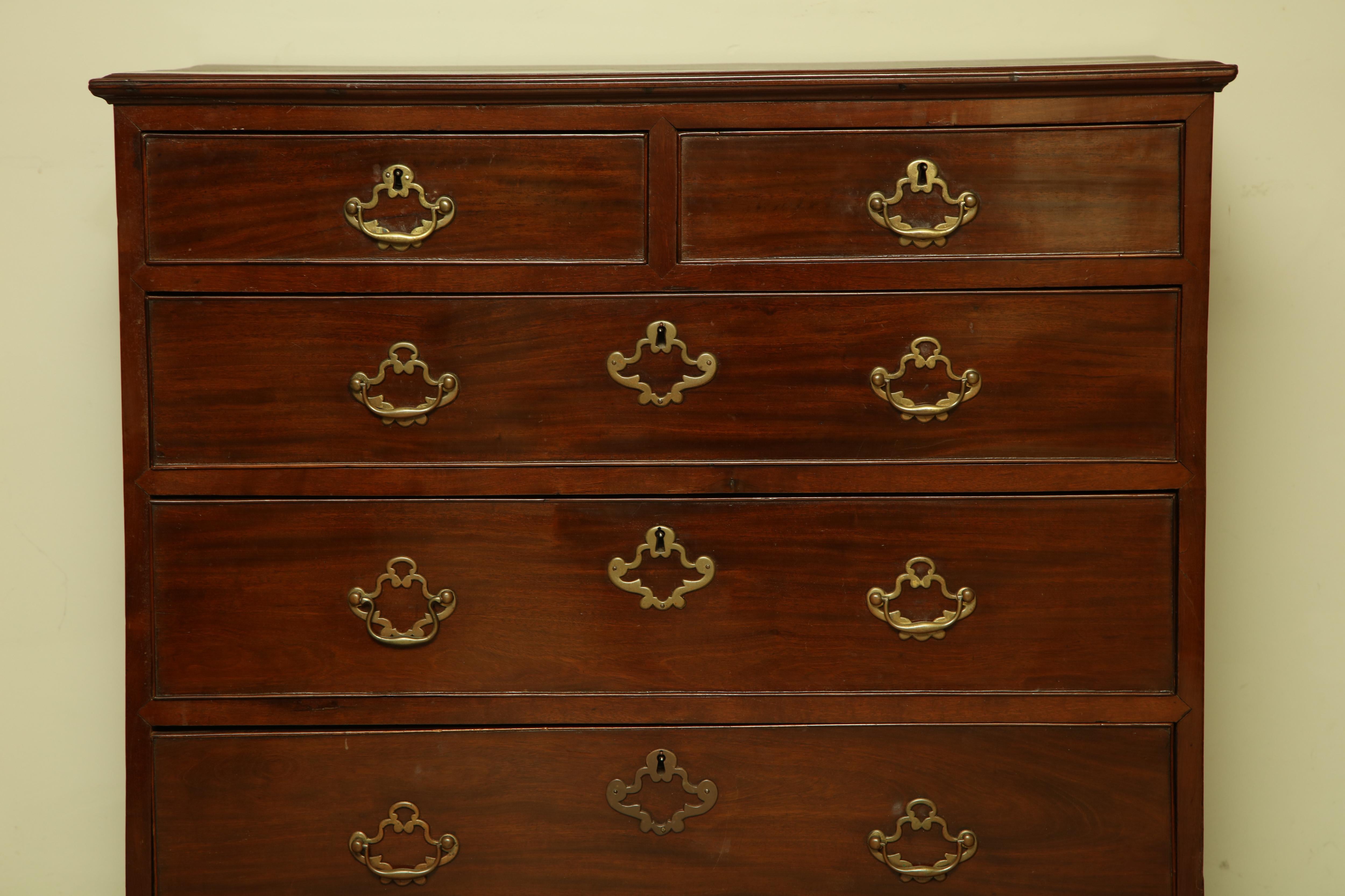 Queen Anne Mahogany Chest of Drawers In Good Condition In Westwood, NJ