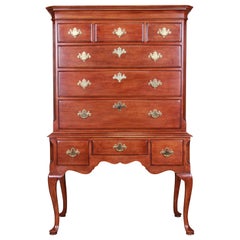 Commode haute Queen Anne en acajou par Davis Cabinet Company