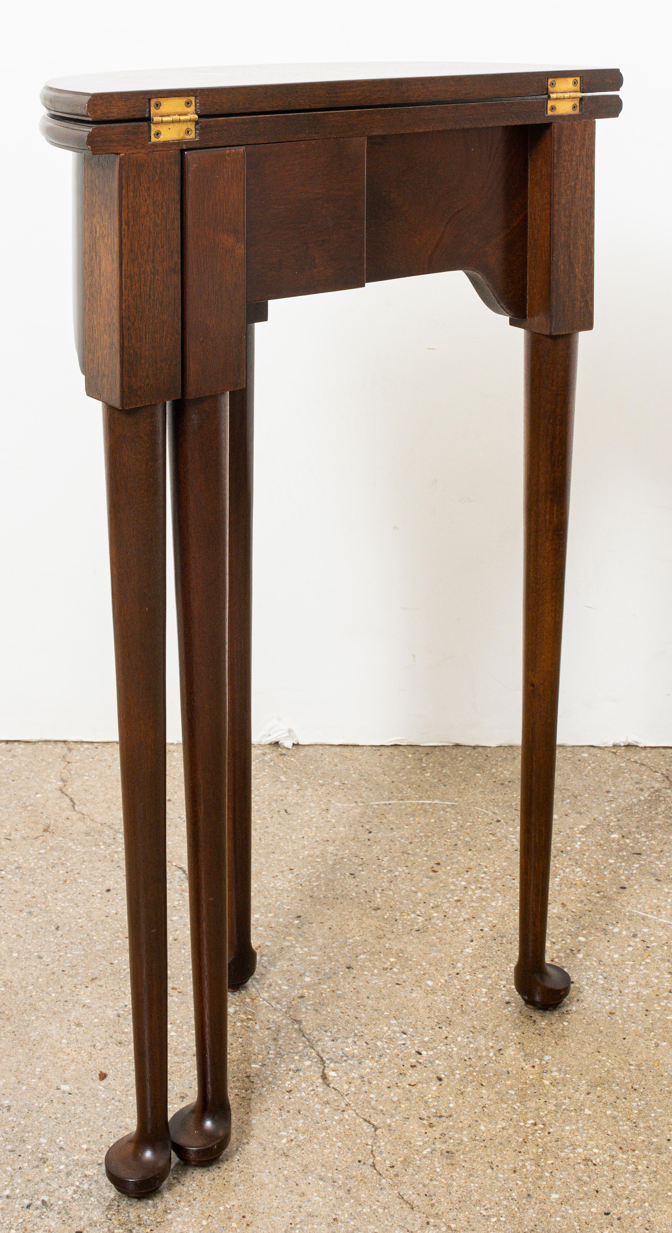 Queen Anne Manner Fold-Out Side Table In Good Condition In Astoria, NY