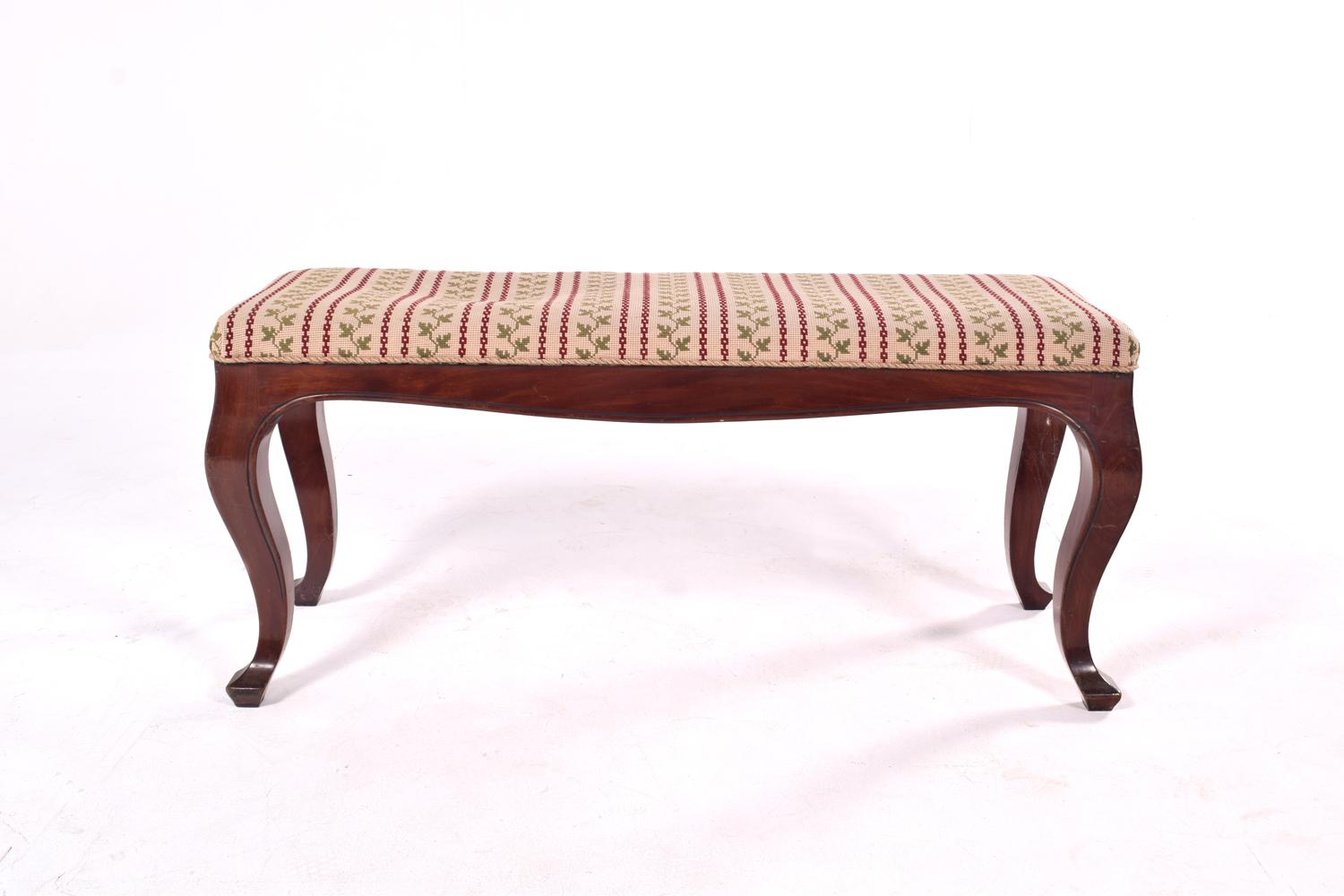 Queen Anne Needlepoint Mahogany Piano Bench In Good Condition In Lisboa, Lisboa