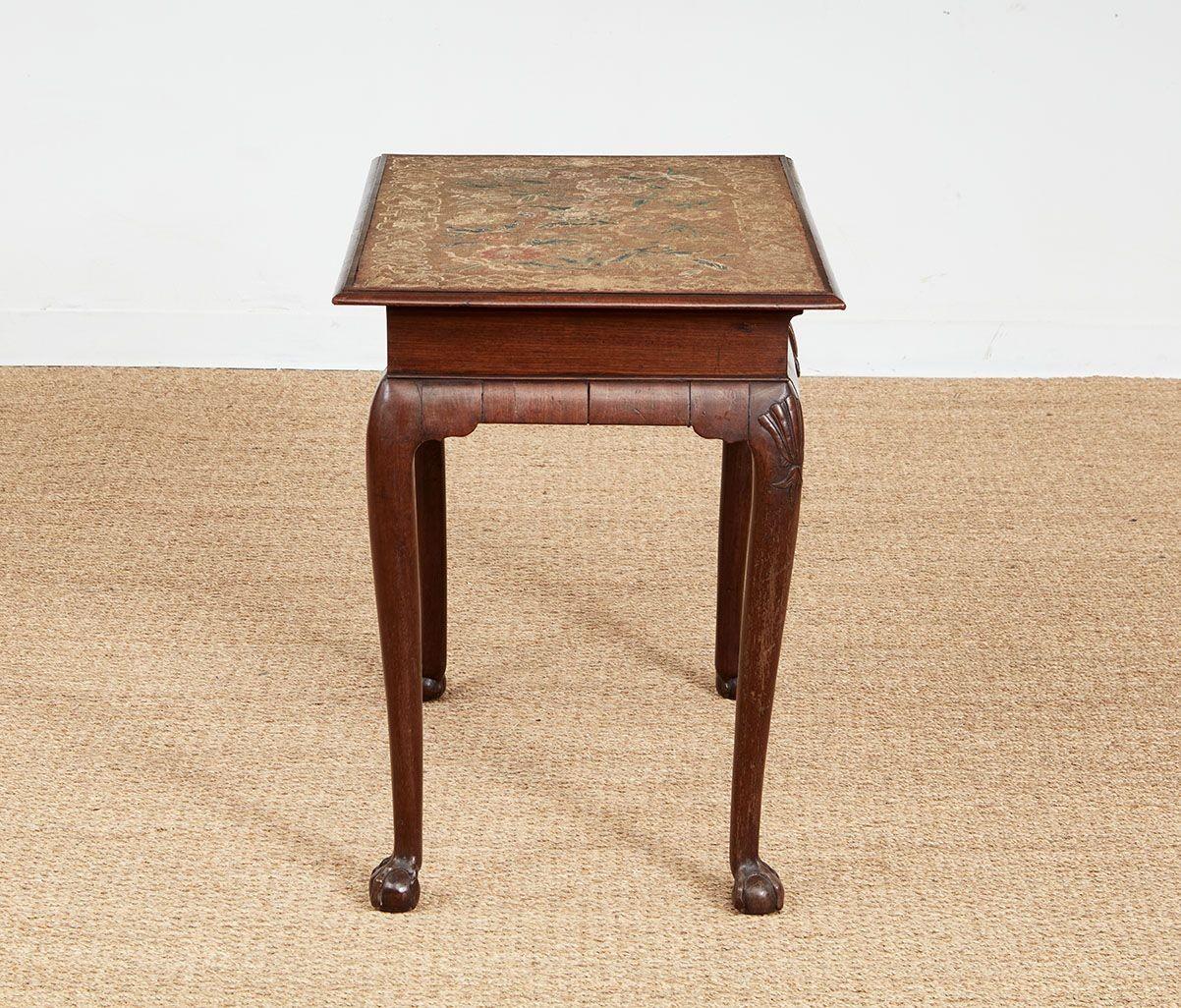 Mesa de bordado Queen Anne Nogal en venta