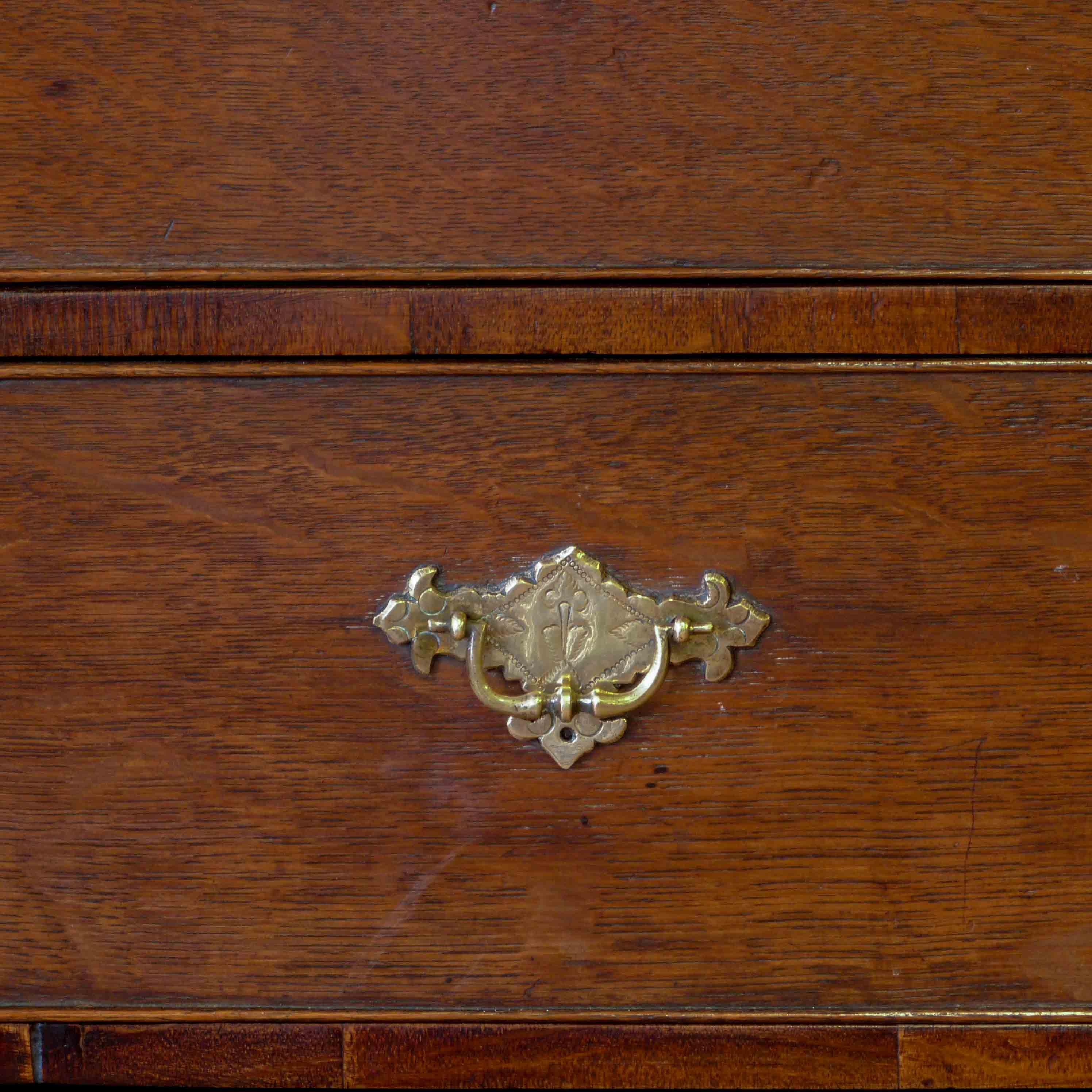 Una cassapanca in quercia dell'inizio del XVIII secolo, risalente al periodo Queen Anne. Nel complesso è in buone condizioni originali, con segni di tarli da tempo scomparsi nei piedi e sulle tavole superiori (trattati da noi per precauzione).