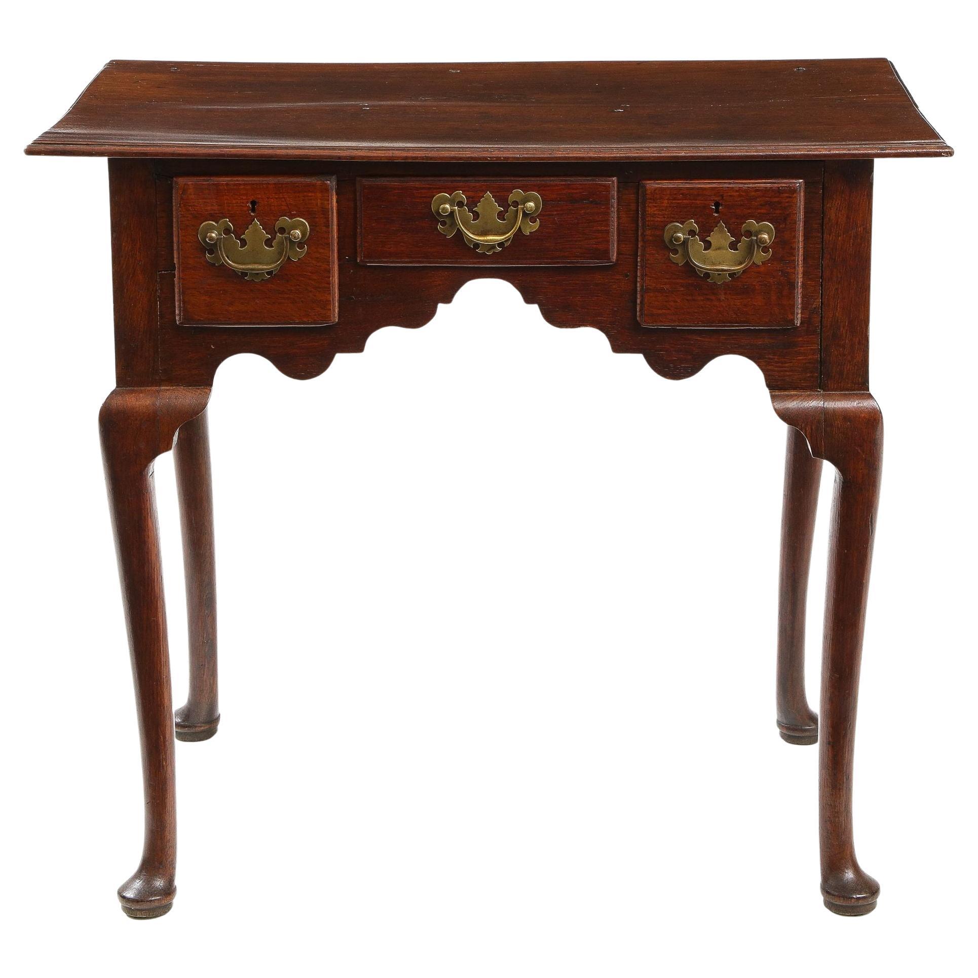 Queen Anne Eiche Lowboy im Angebot