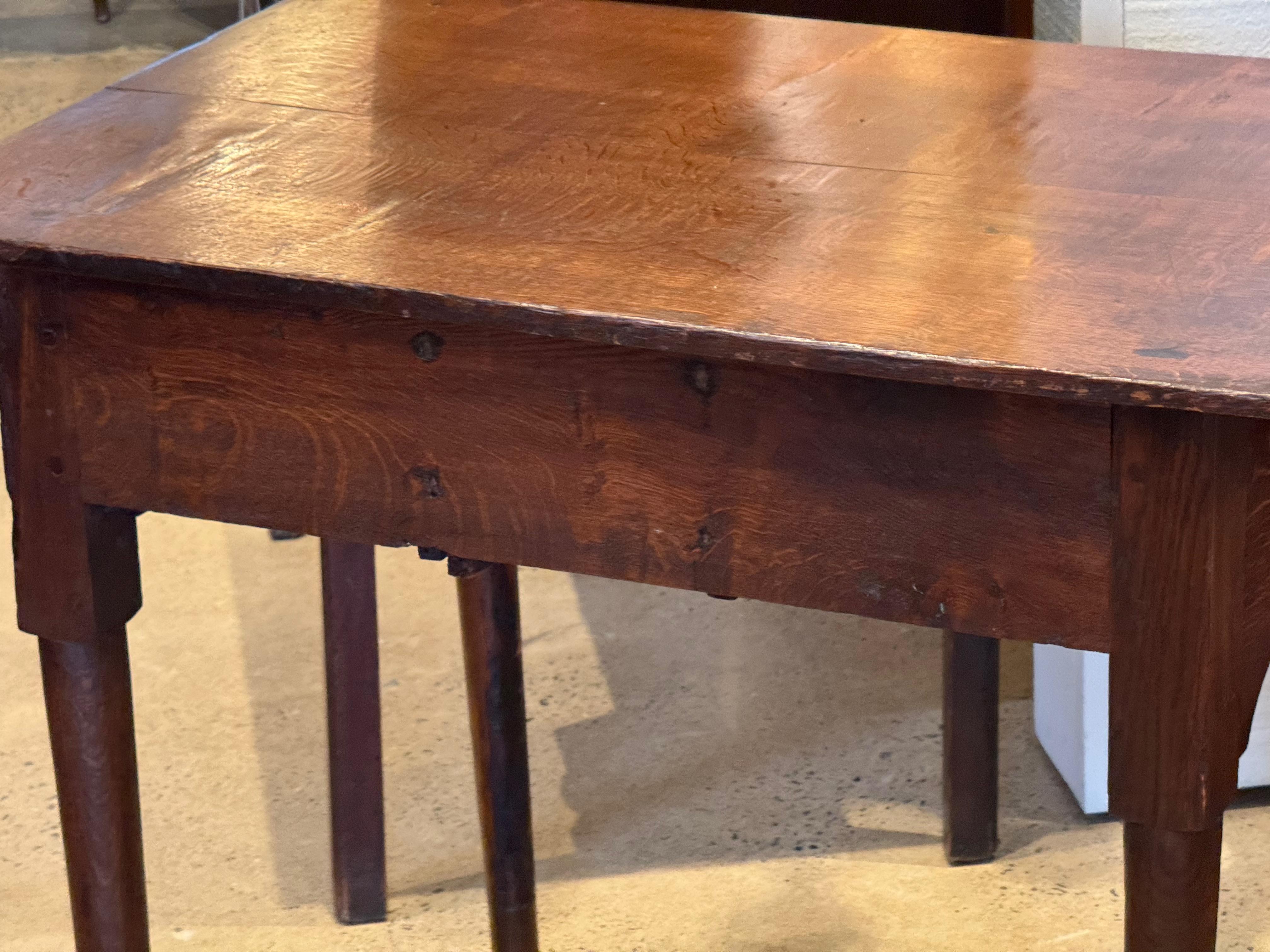 Table d'appoint Queen Anne en chêne avec trois tiroirs en vente 5