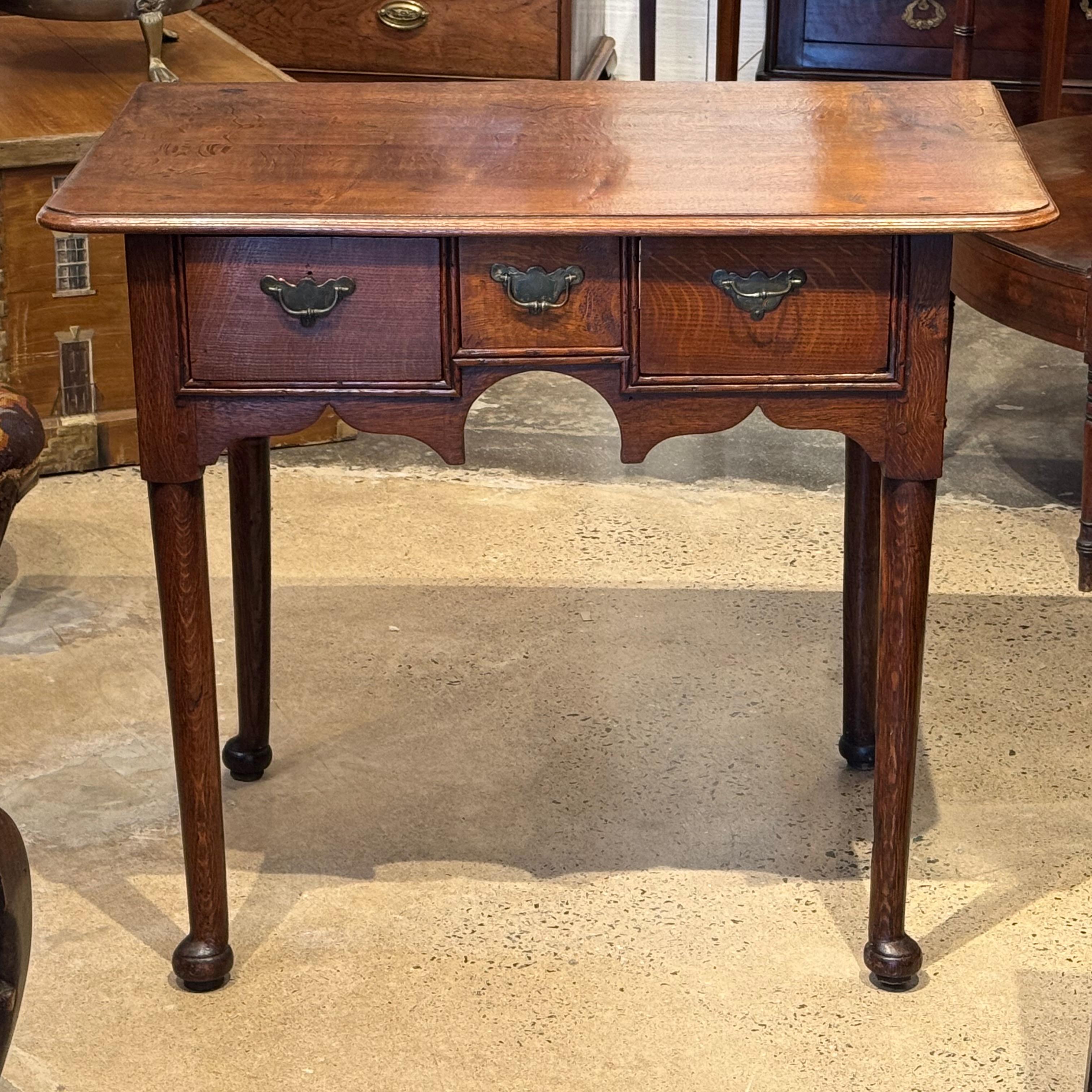 Britannique Table d'appoint Queen Anne en chêne avec trois tiroirs en vente
