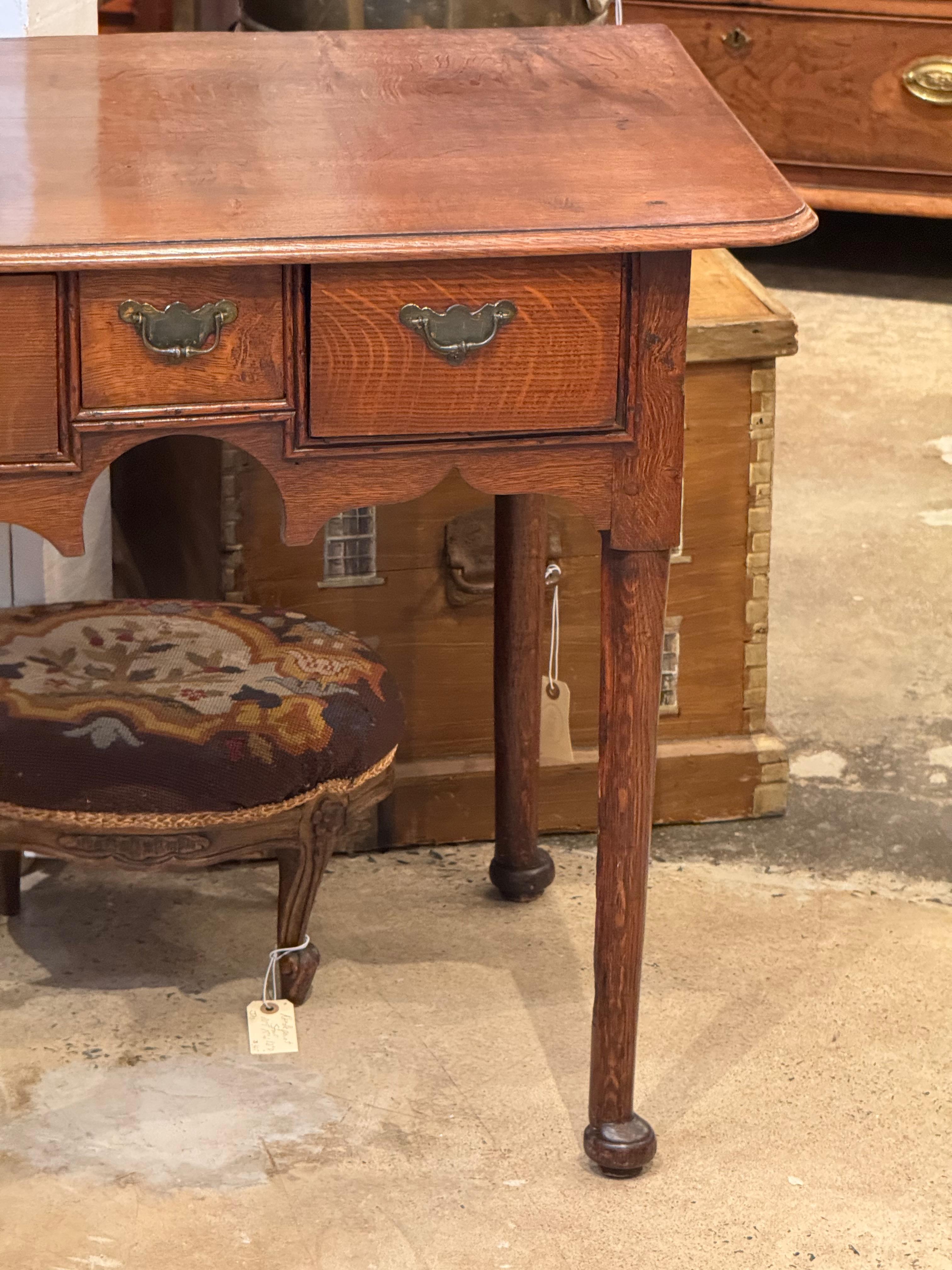 Table d'appoint Queen Anne en chêne avec trois tiroirs Bon état - En vente à Charlottesville, VA