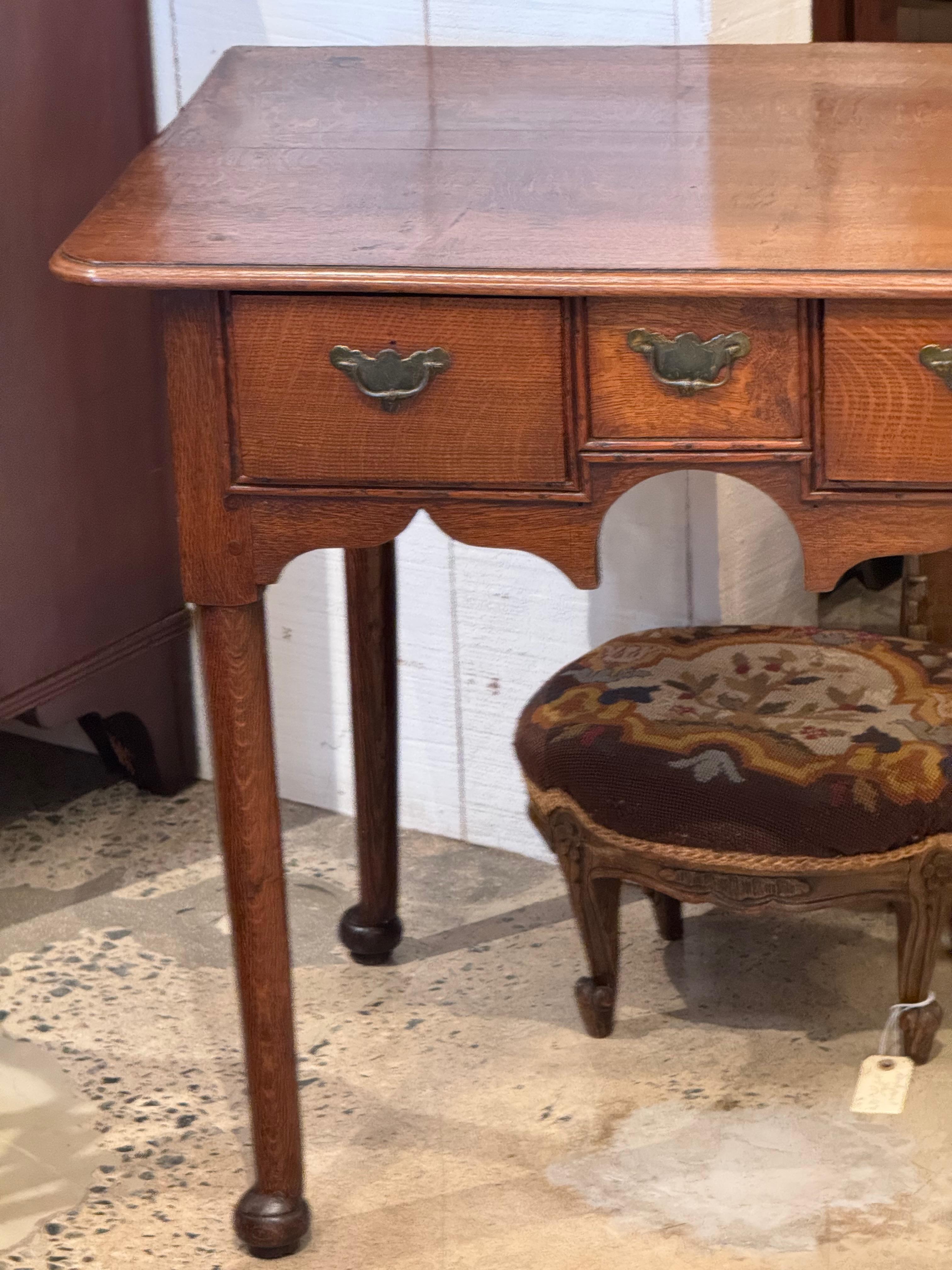 XVIIIe siècle et antérieur Table d'appoint Queen Anne en chêne avec trois tiroirs en vente