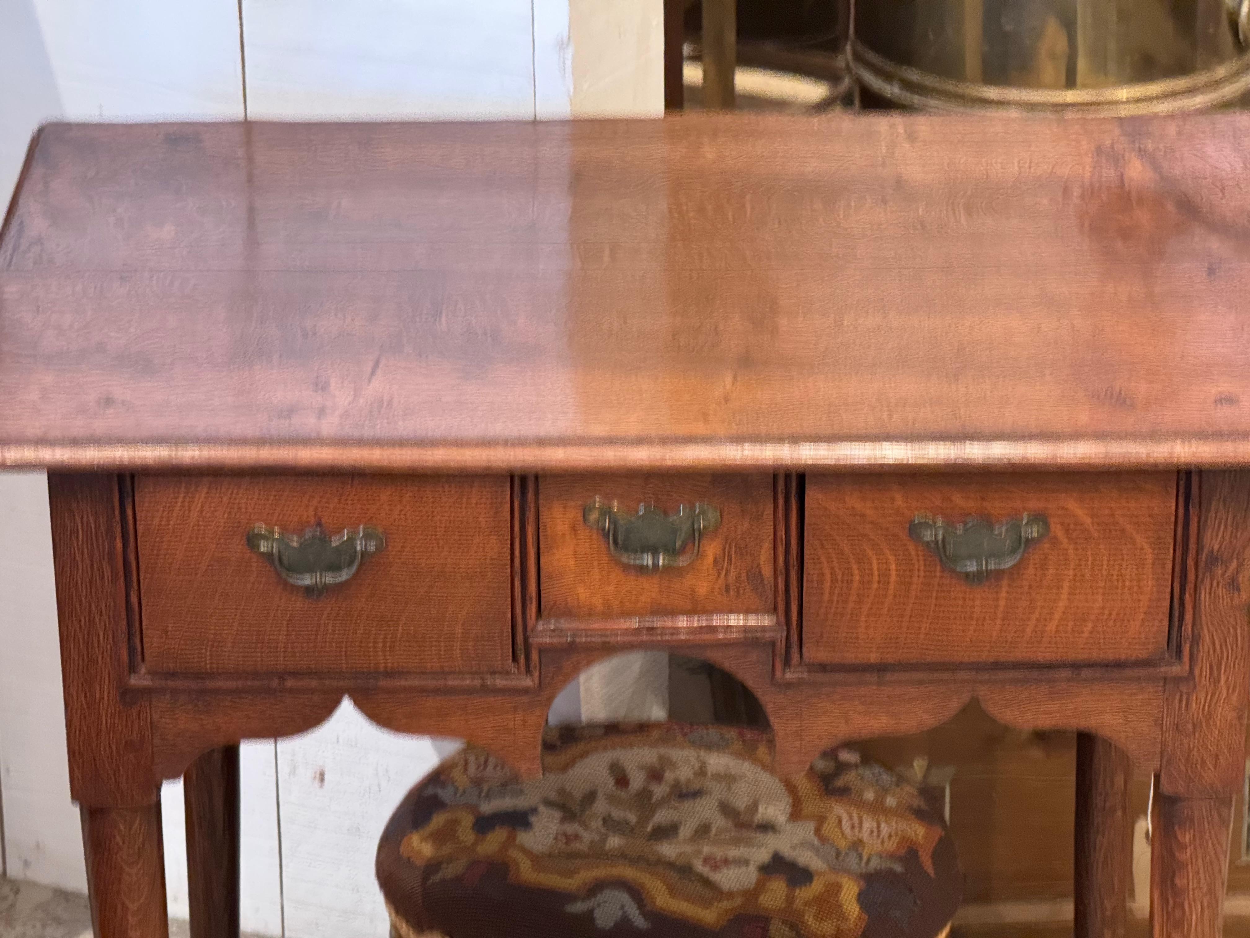 Laiton Table d'appoint Queen Anne en chêne avec trois tiroirs en vente