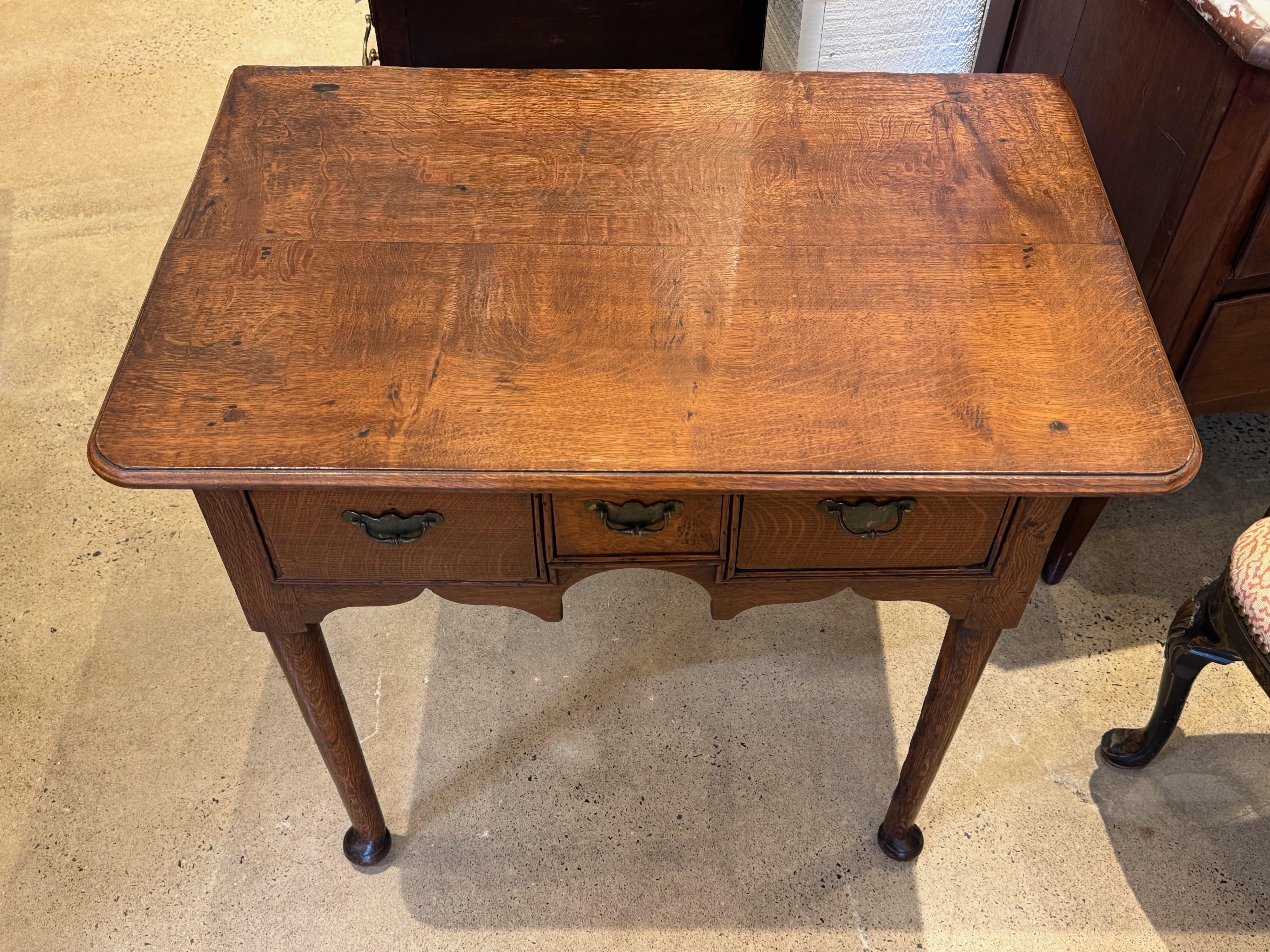 Table d'appoint Queen Anne en chêne avec trois tiroirs en vente 1