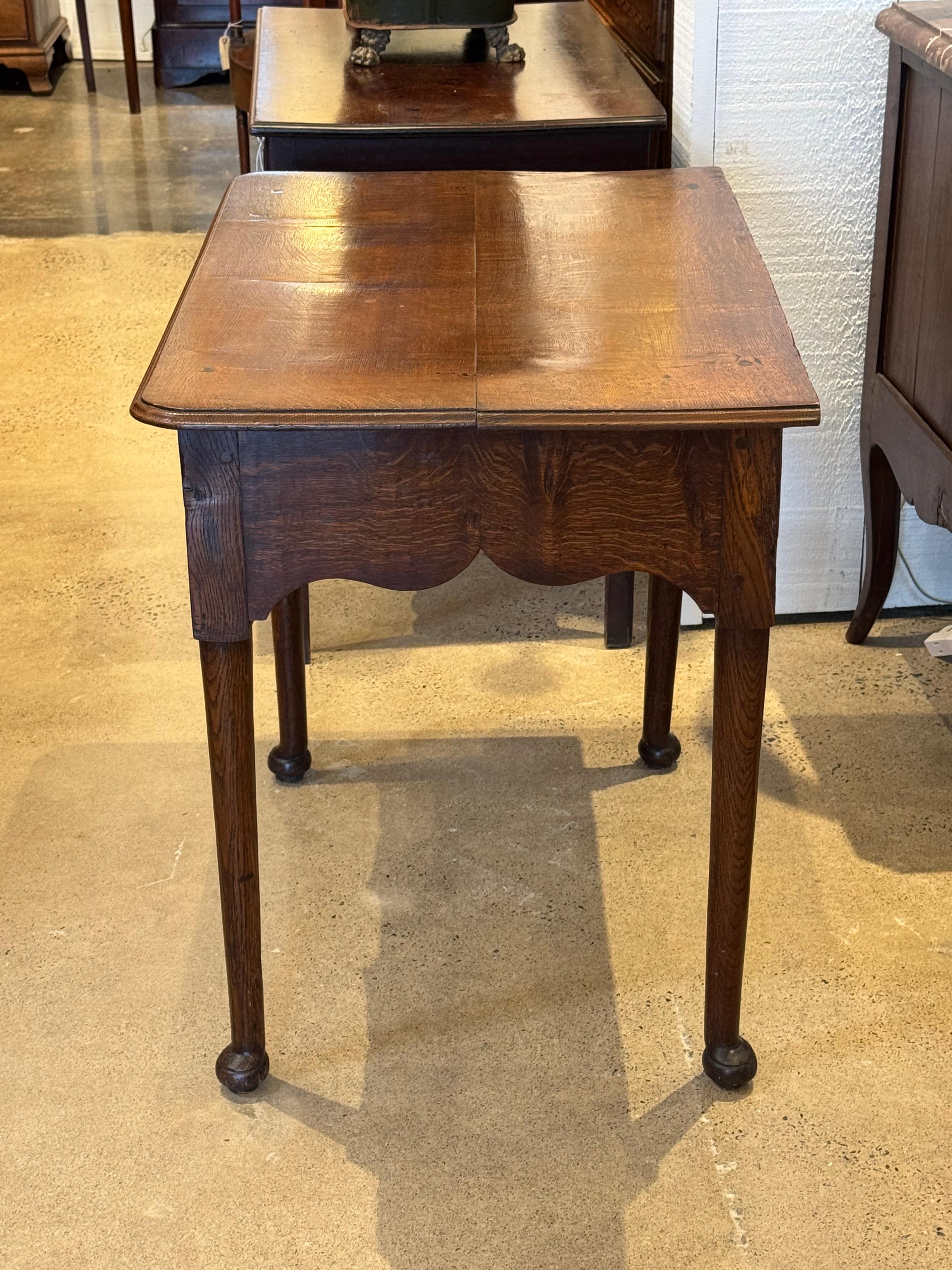 Table d'appoint Queen Anne en chêne avec trois tiroirs en vente 2