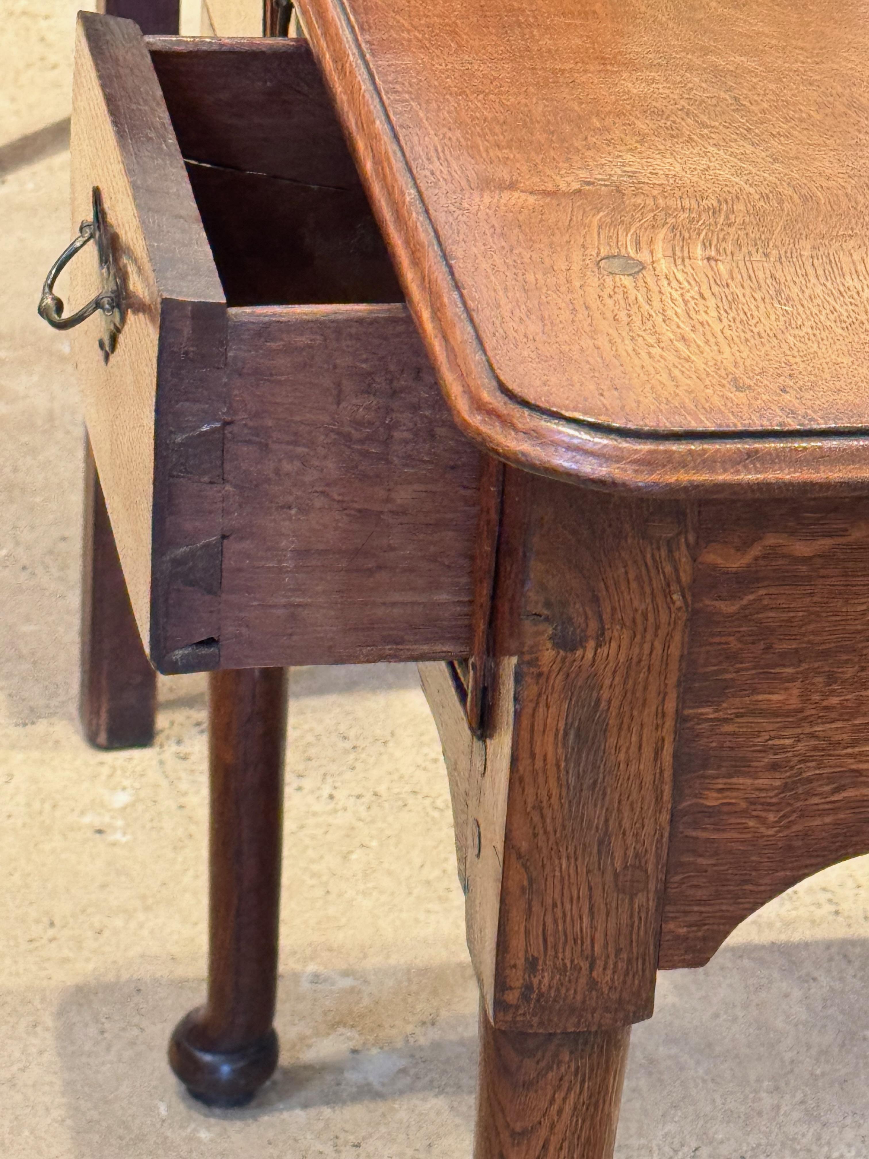 Table d'appoint Queen Anne en chêne avec trois tiroirs en vente 3