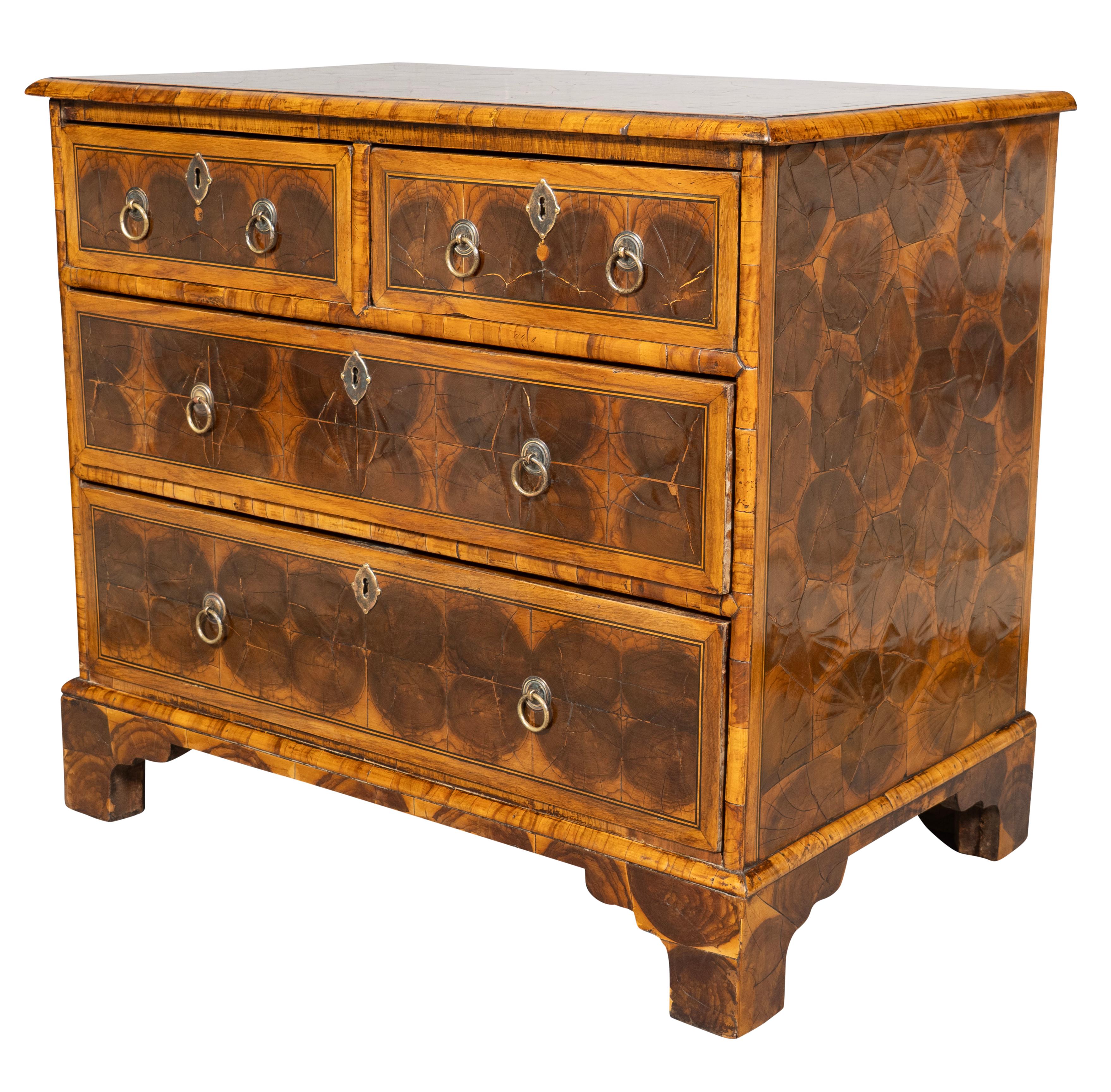 Ottone Cassettiera Queen Anne impiallacciata Oyster in vendita