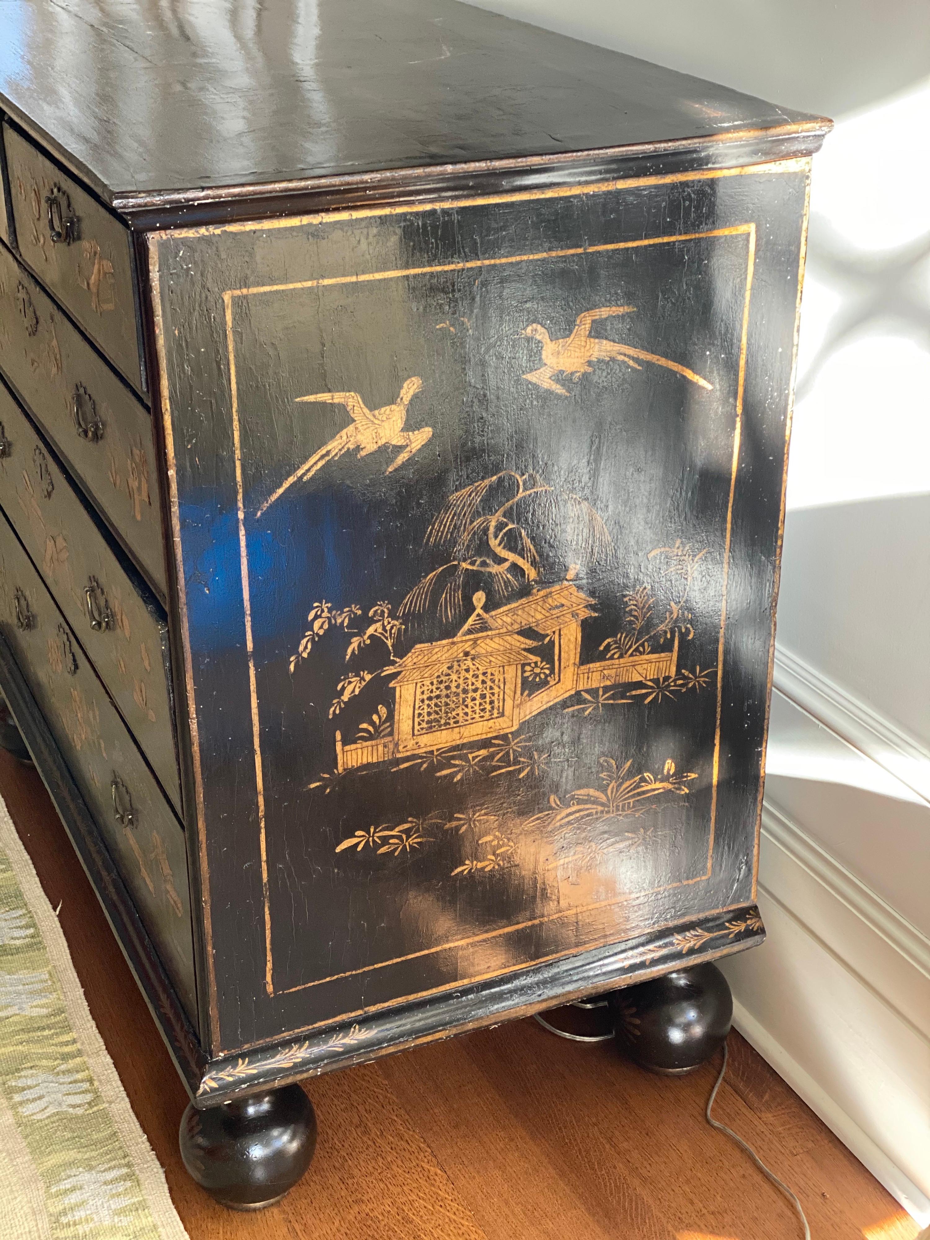 Queen Anne Parcel-Gilt Black-Japanned Chest of Drawers, circa 1710 In Fair Condition In Southampton, NY