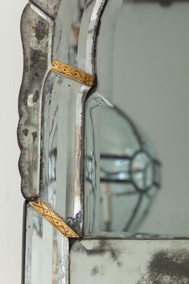 Ganzglas-Bordürenspiegel aus der Queen-Anne-Zeit

Ein seltenes Pfeilerglas aus dem frühen 18. Jahrhundert mit leicht breiten und geschliffenen Proportionen, das den Großteil der ursprünglichen abgeschrägten Platten beibehält, wobei die zentrale