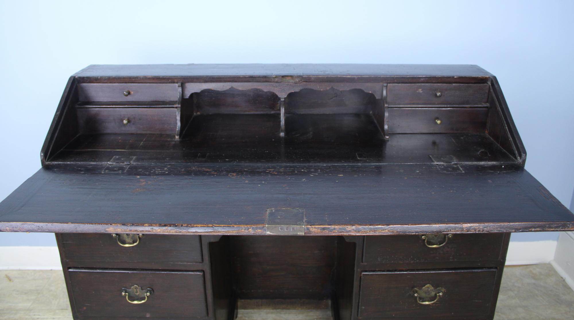 Queen Anne Period Oak Slant-Top English Desk In Good Condition For Sale In Port Chester, NY
