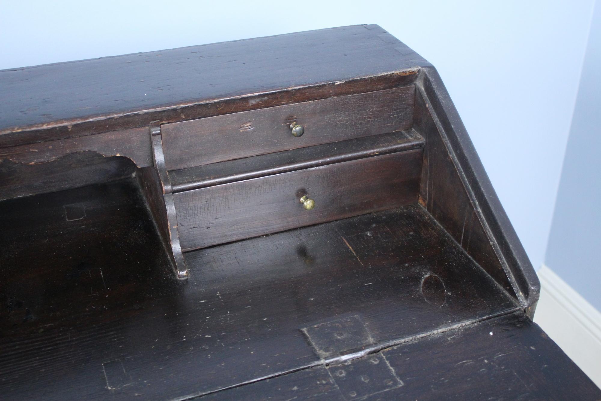 Queen Anne Periode Oak Slant-Top English Desk (Spätes 17. Jahrhundert) im Angebot