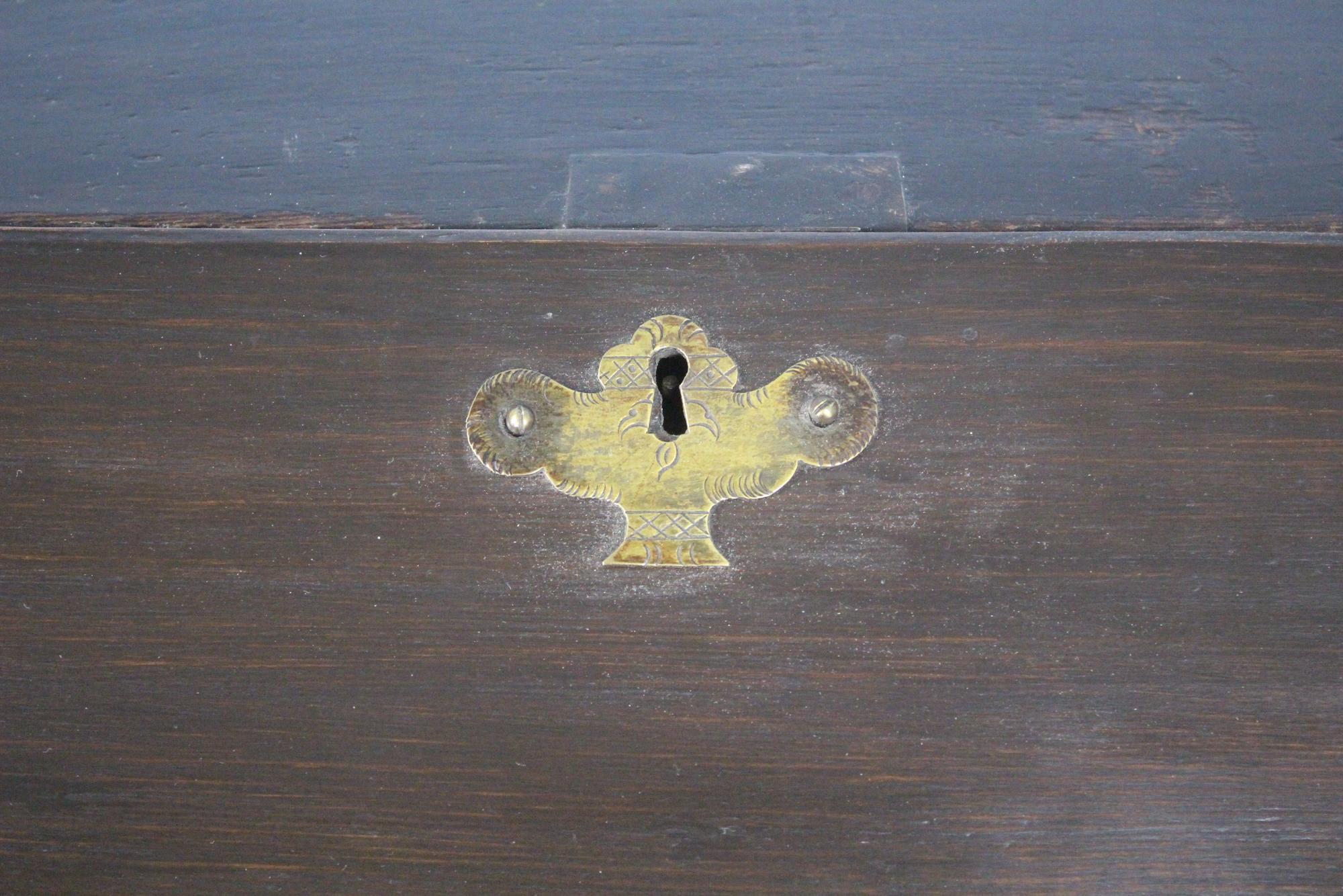 Bureau anglais à plateau incliné en Oak de la période Queen Anne en vente 1