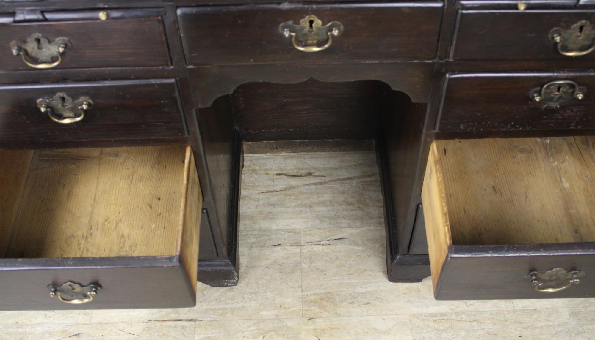 Bureau anglais à plateau incliné en Oak de la période Queen Anne en vente 3