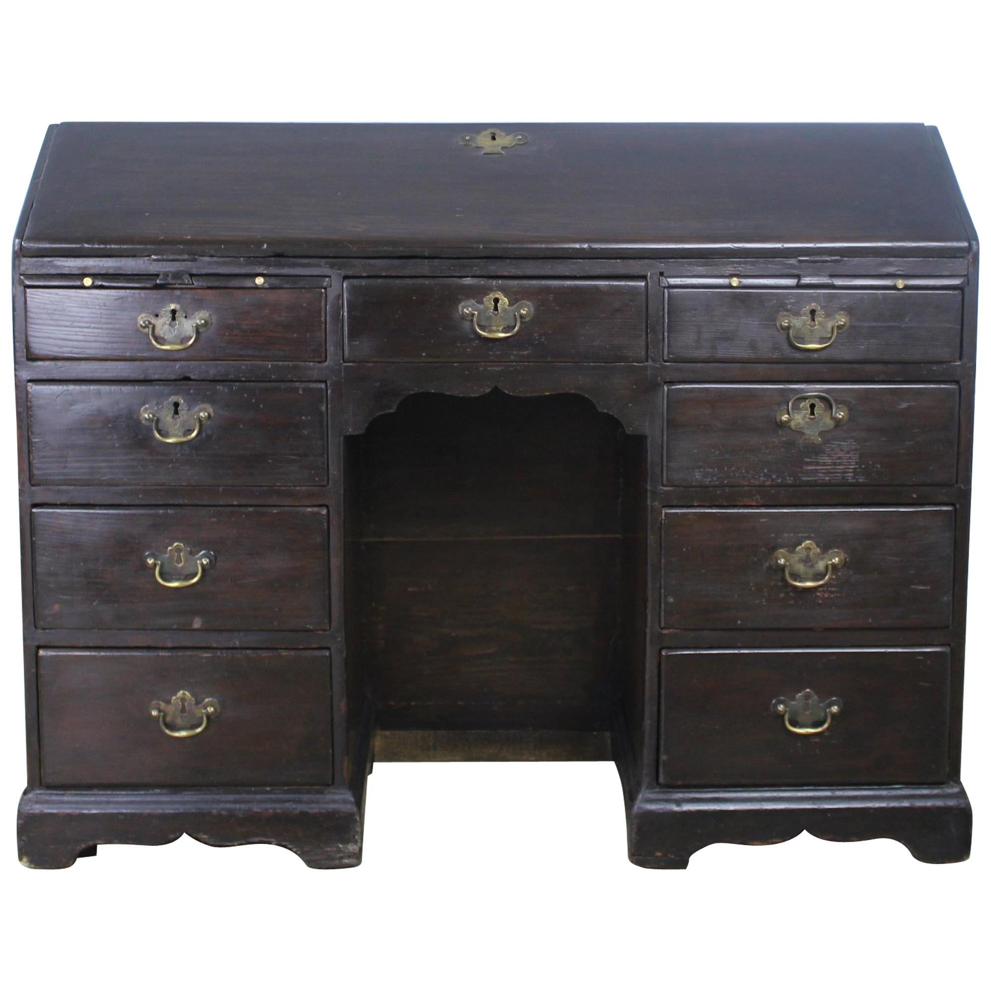 Bureau anglais à plateau incliné en Oak de la période Queen Anne