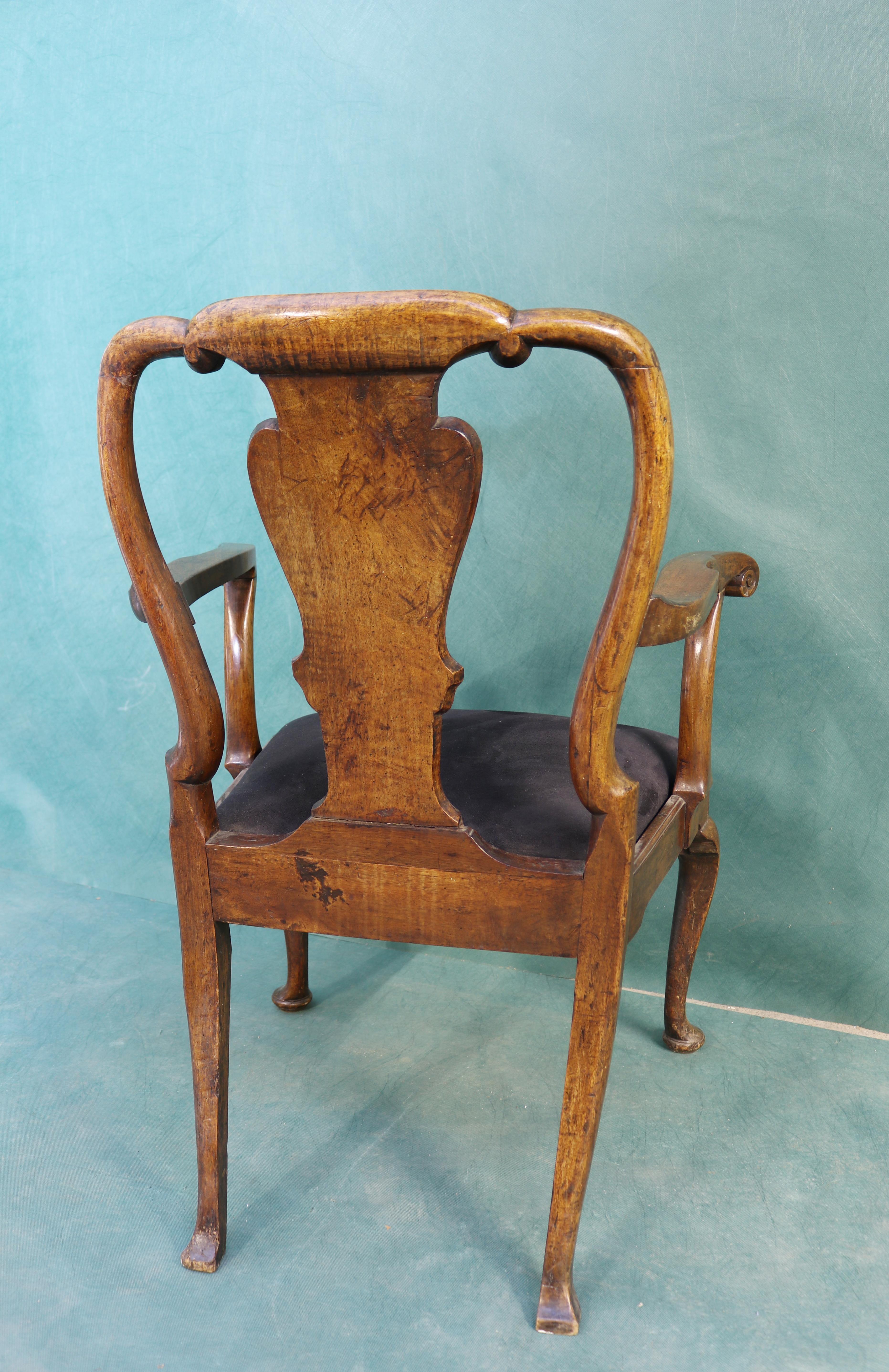 Queen Anne Period Walnut Armchair In Good Condition For Sale In Glencarse, Perthshire