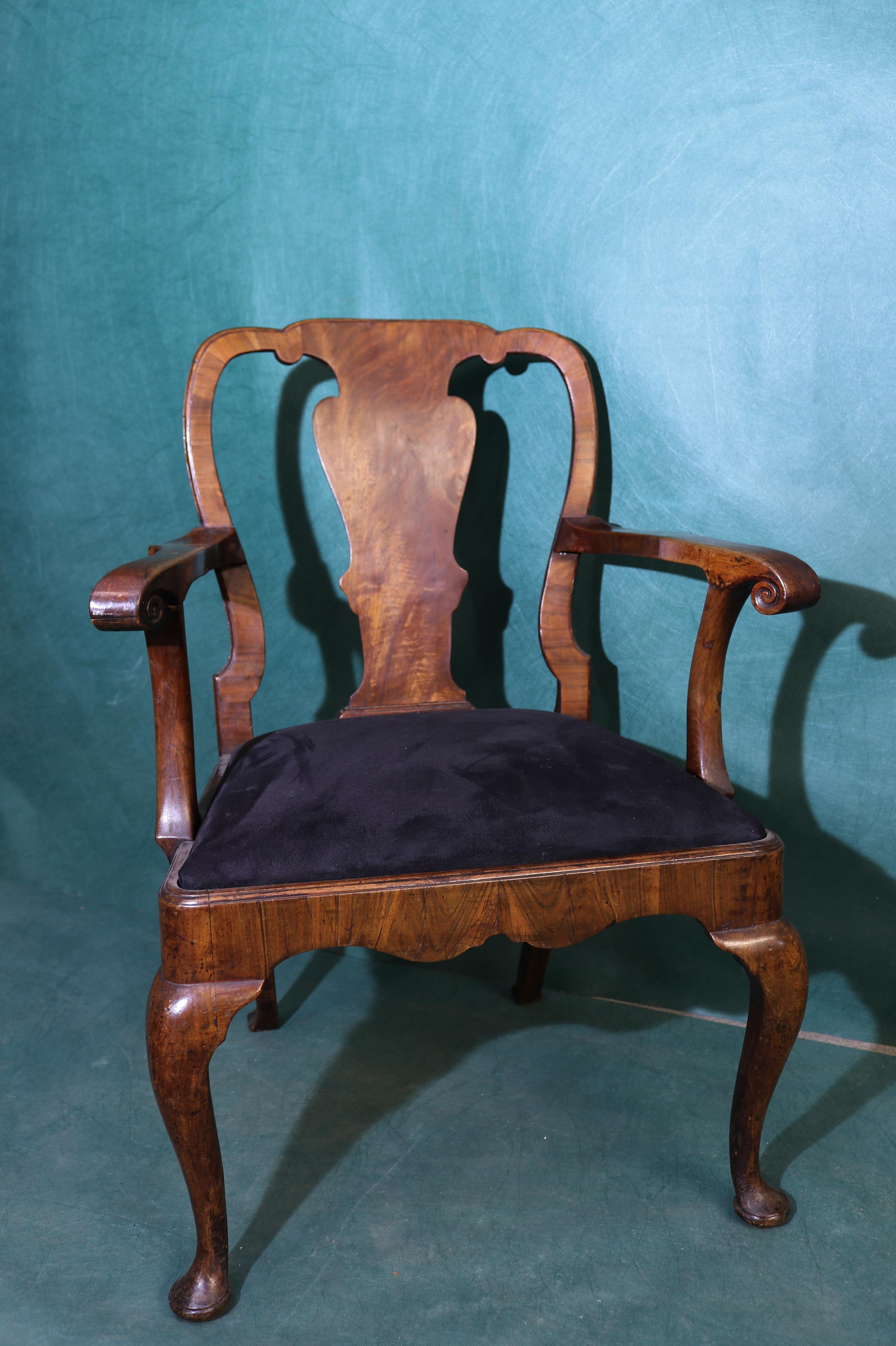 Queen Anne Period Walnut Armchair For Sale 1
