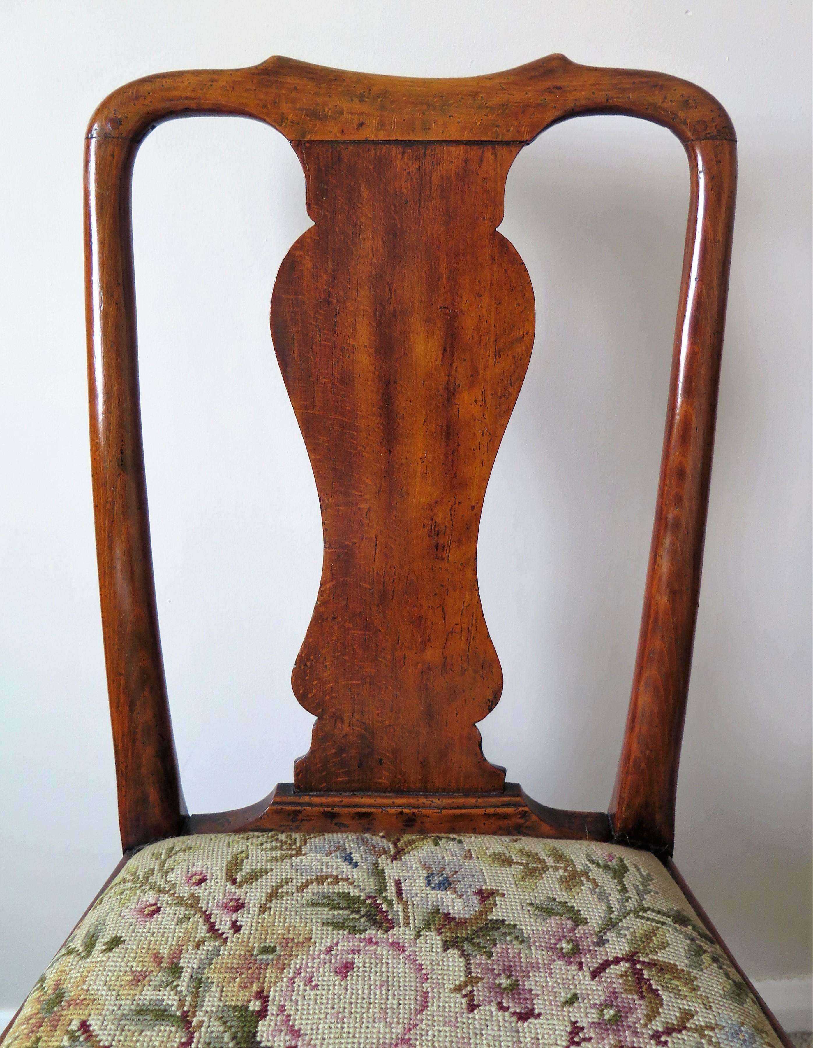 Queen Anne Period Walnut Chair Cabriole Legs and Stretchers, English circa 1700 For Sale 3