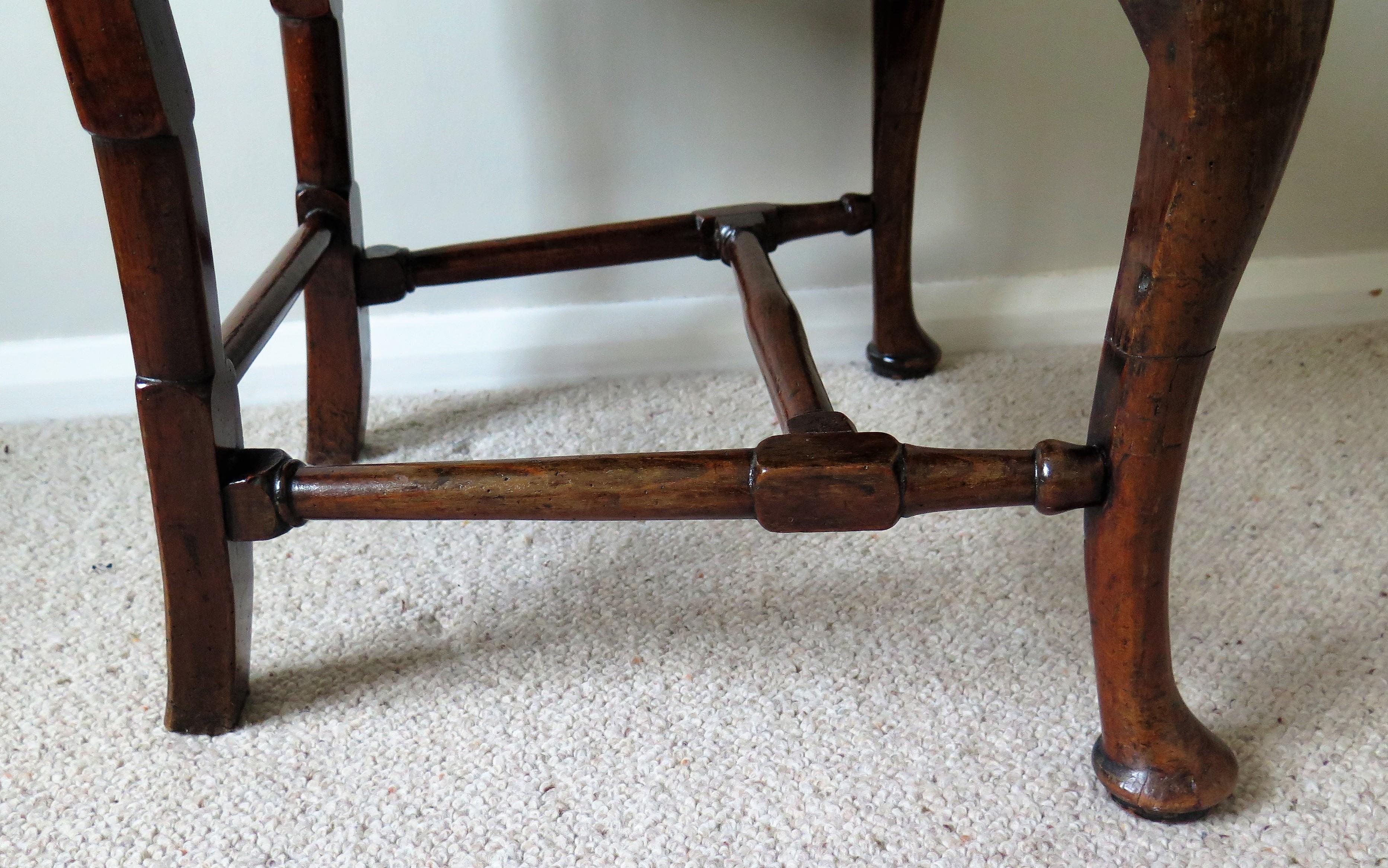 Queen Anne Period Walnut Chair Cabriole Legs and Stretchers, English circa 1700 For Sale 4