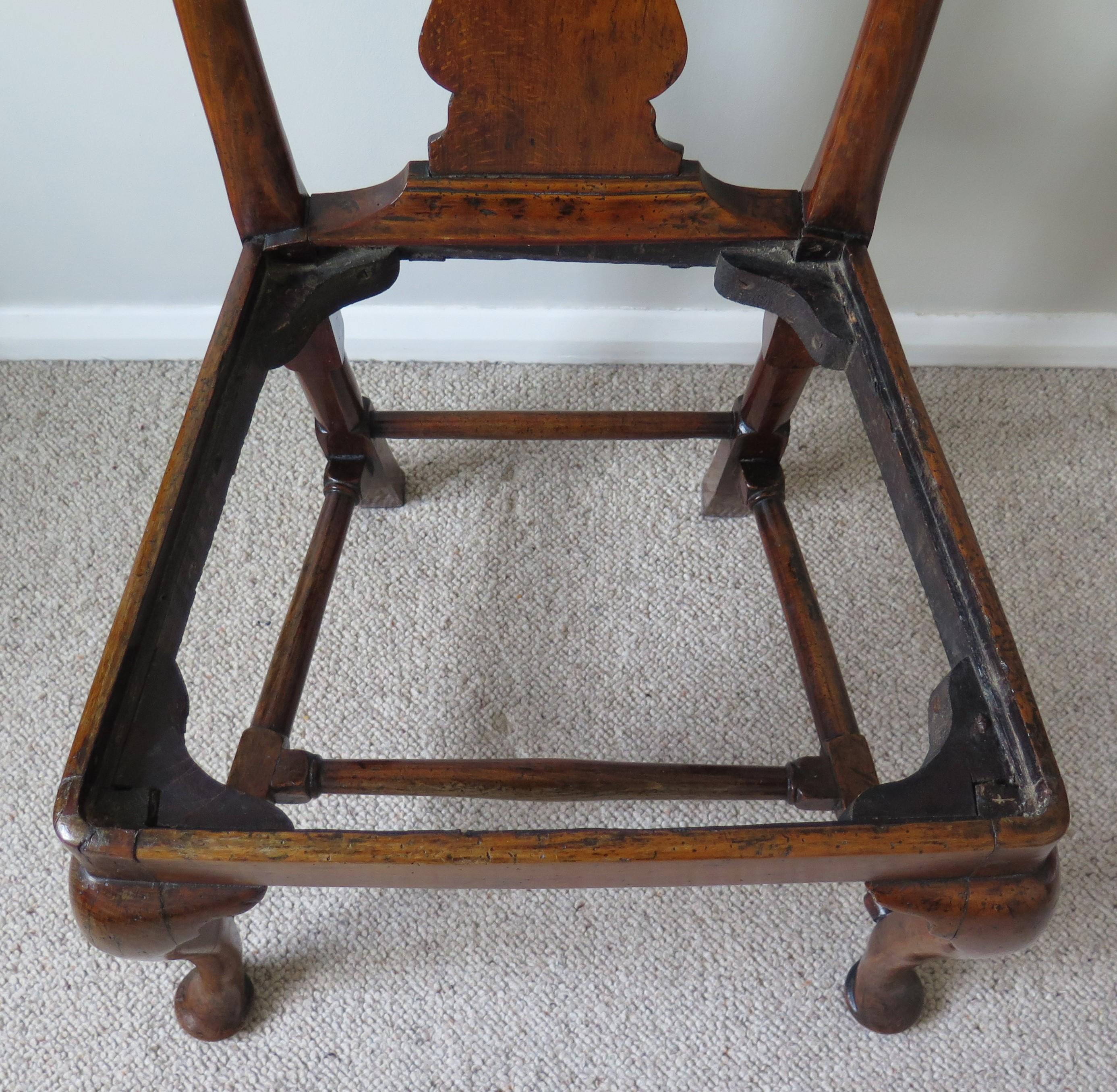 Queen Anne Period Walnut Chair Cabriole Legs and Stretchers, English circa 1700 For Sale 5