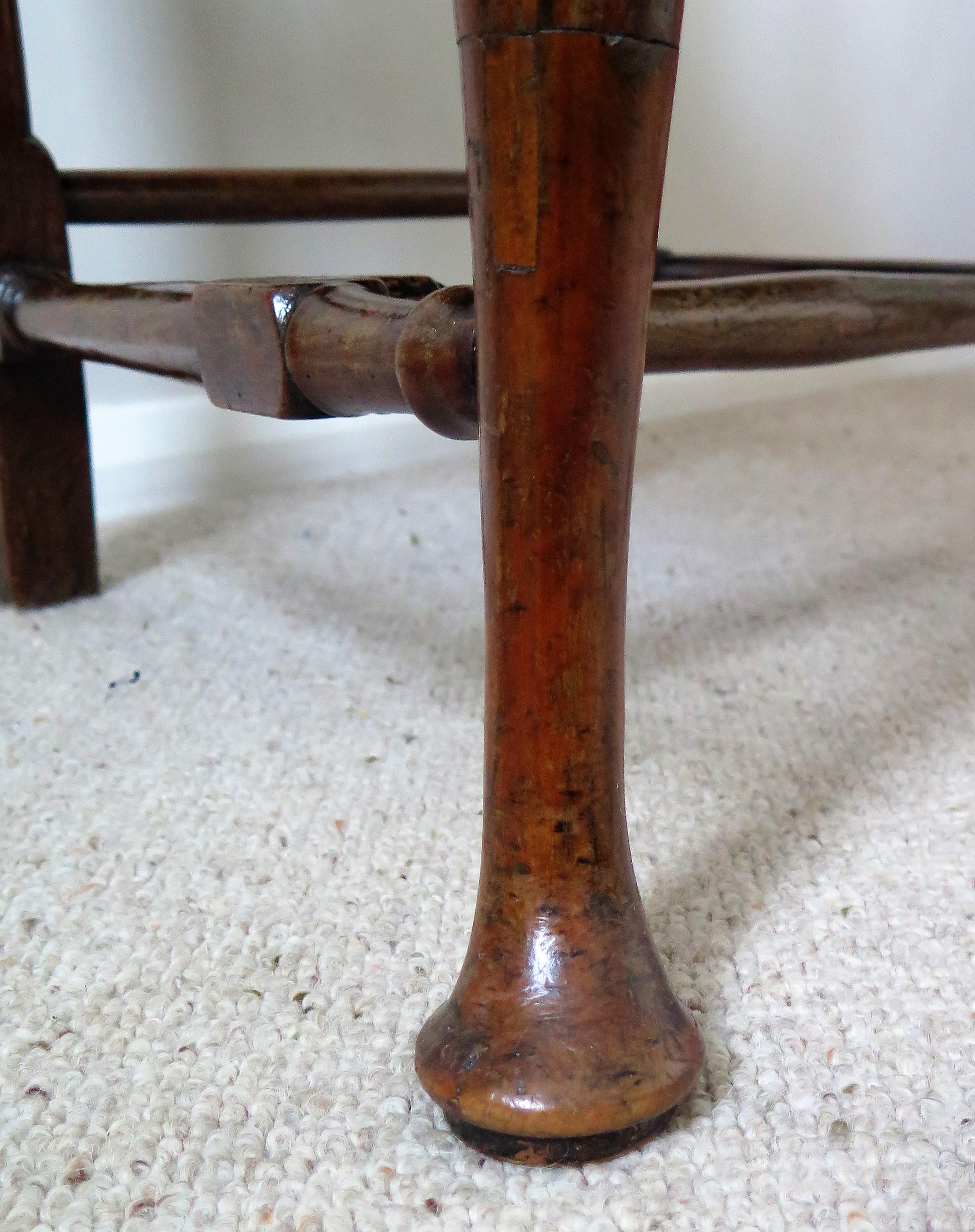 Queen Anne Period Walnut Chair Cabriole Legs and Stretchers, English circa 1700 For Sale 10