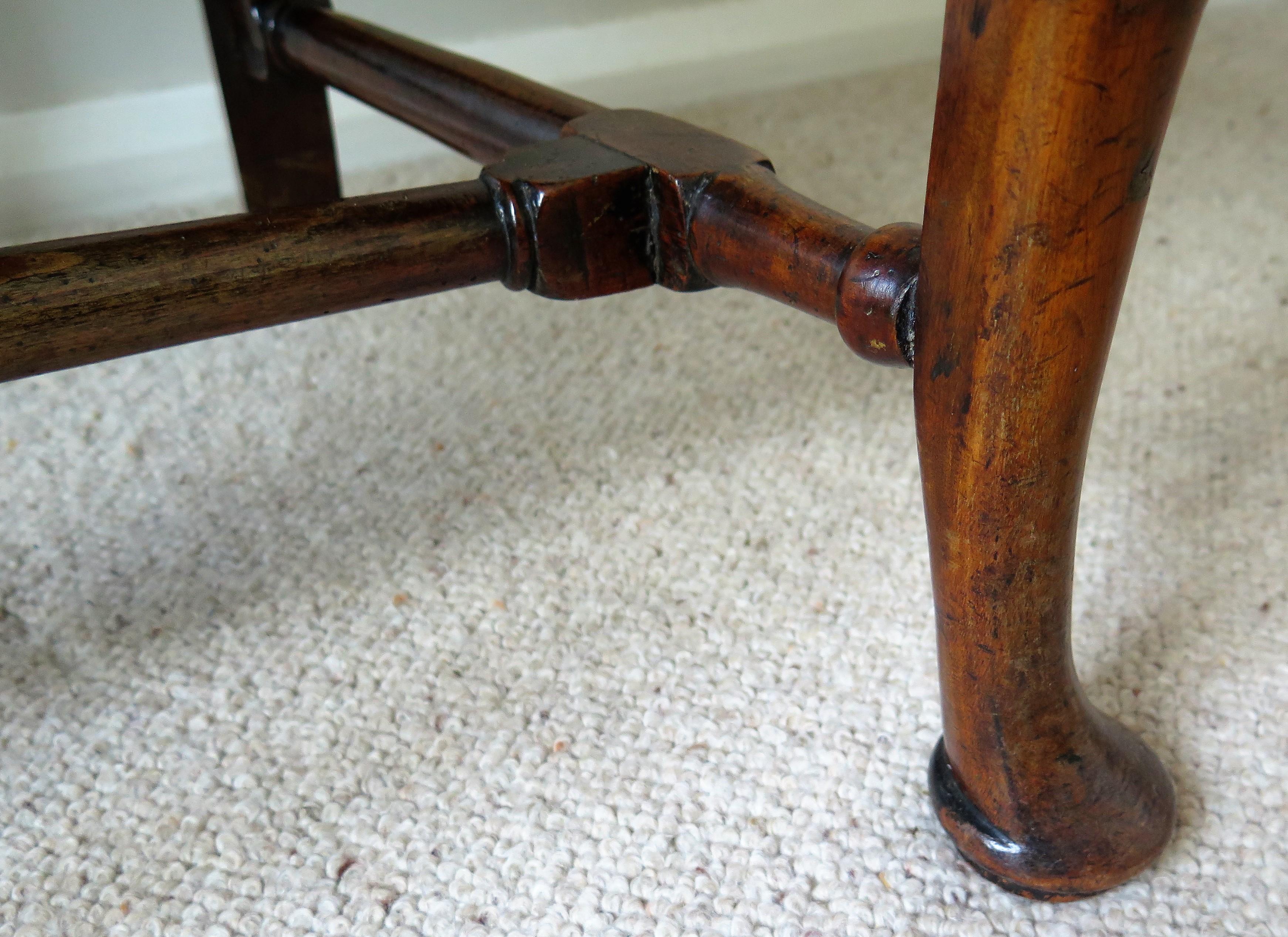 Queen Anne Period Walnut Chair Cabriole Legs and Stretchers, English circa 1700 For Sale 11