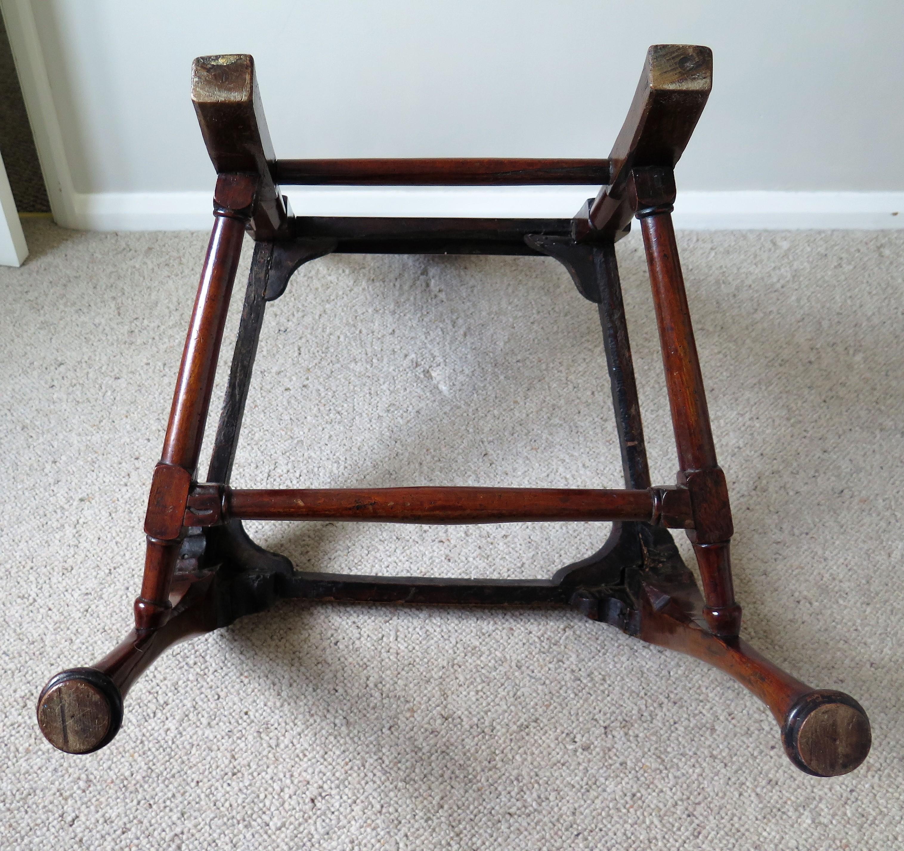 Queen Anne Period Walnut Chair Cabriole Legs and Stretchers, English circa 1700 For Sale 12