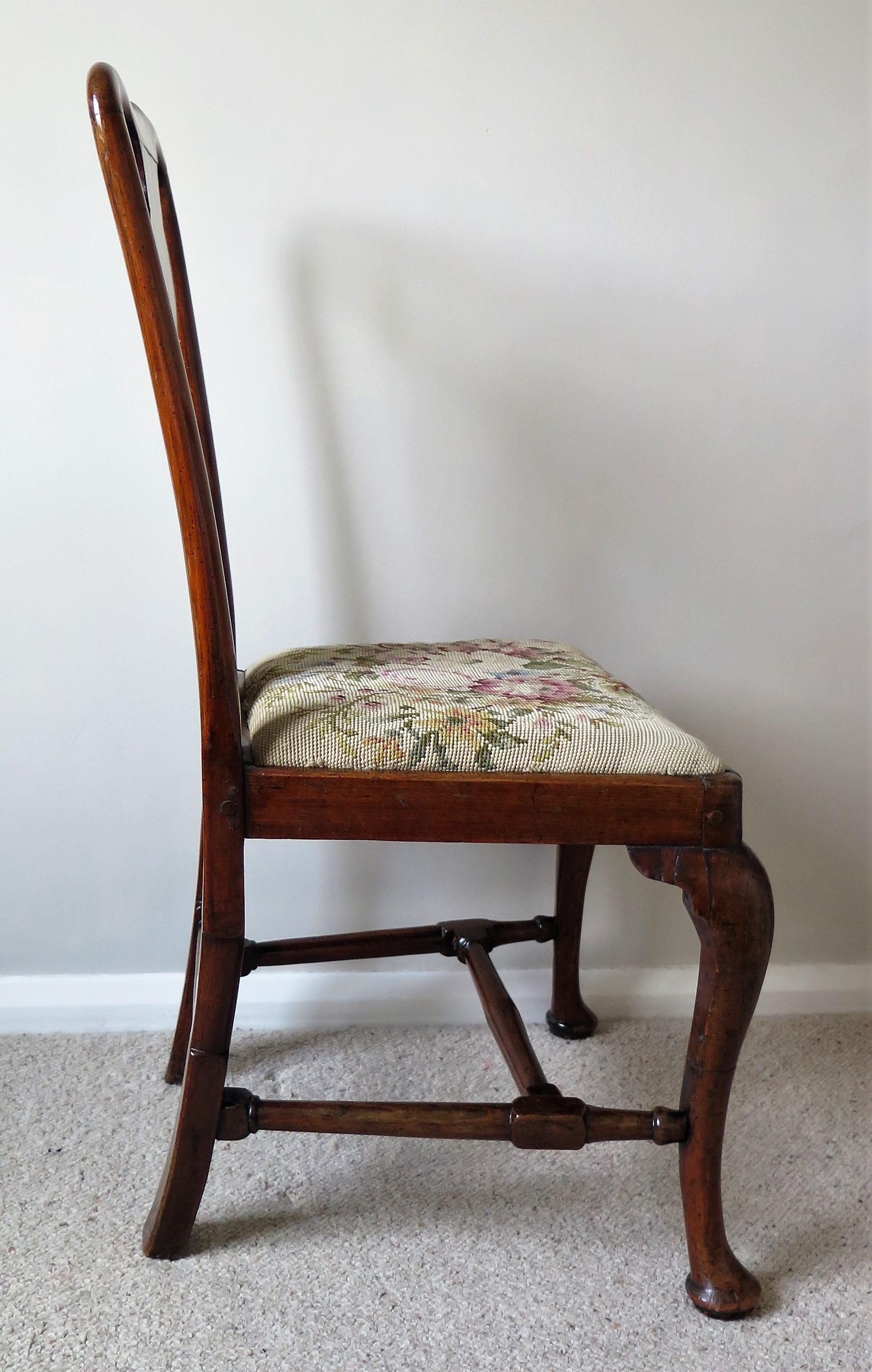 Queen Anne Period Walnut Chair Cabriole Legs and Stretchers, English circa 1700 For Sale 1
