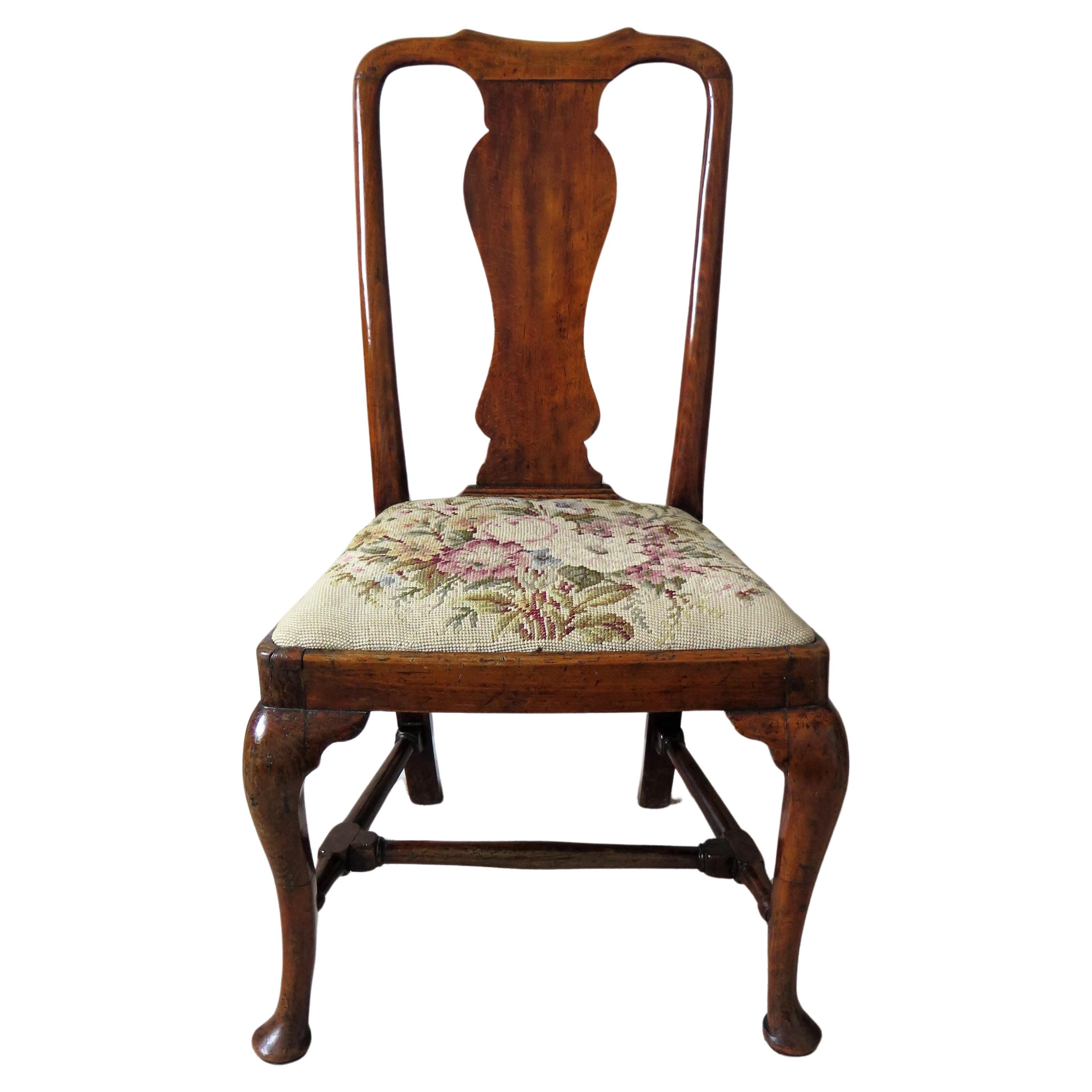 Queen Anne-Stuhl aus Nussbaumholz mit Cabriole-Beinen und Stretchern, englisch um 1700 im Angebot