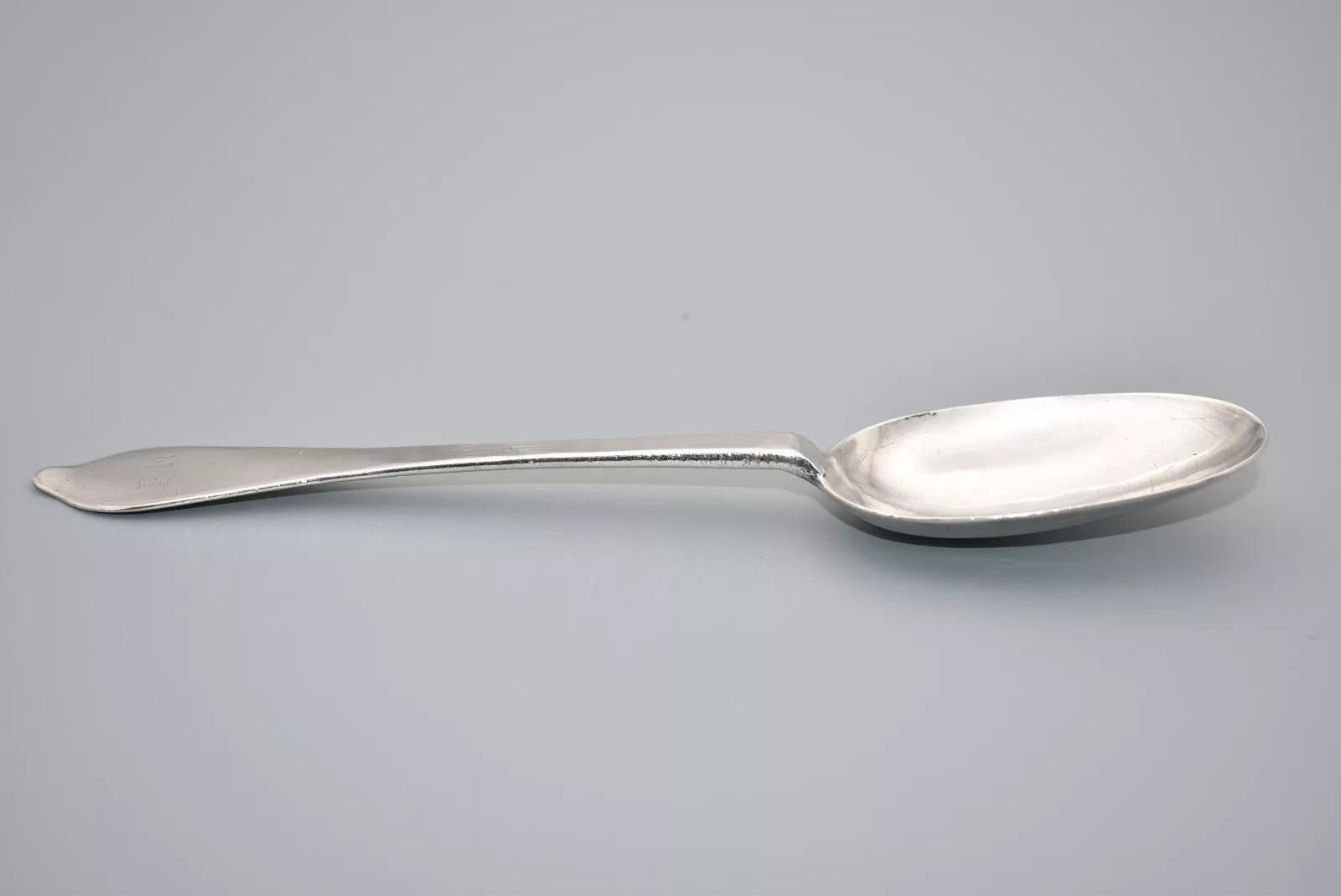 Questo squisito cucchiaio d'argento Queen Anne Britannia standard, realizzato da Lawrence Coles a Londra nel 1705, è un pezzo notevole dell'argenteria inglese degli inizi del XVIII secolo. Con un peso di 54 grammi, il cucchiaio è un esempio