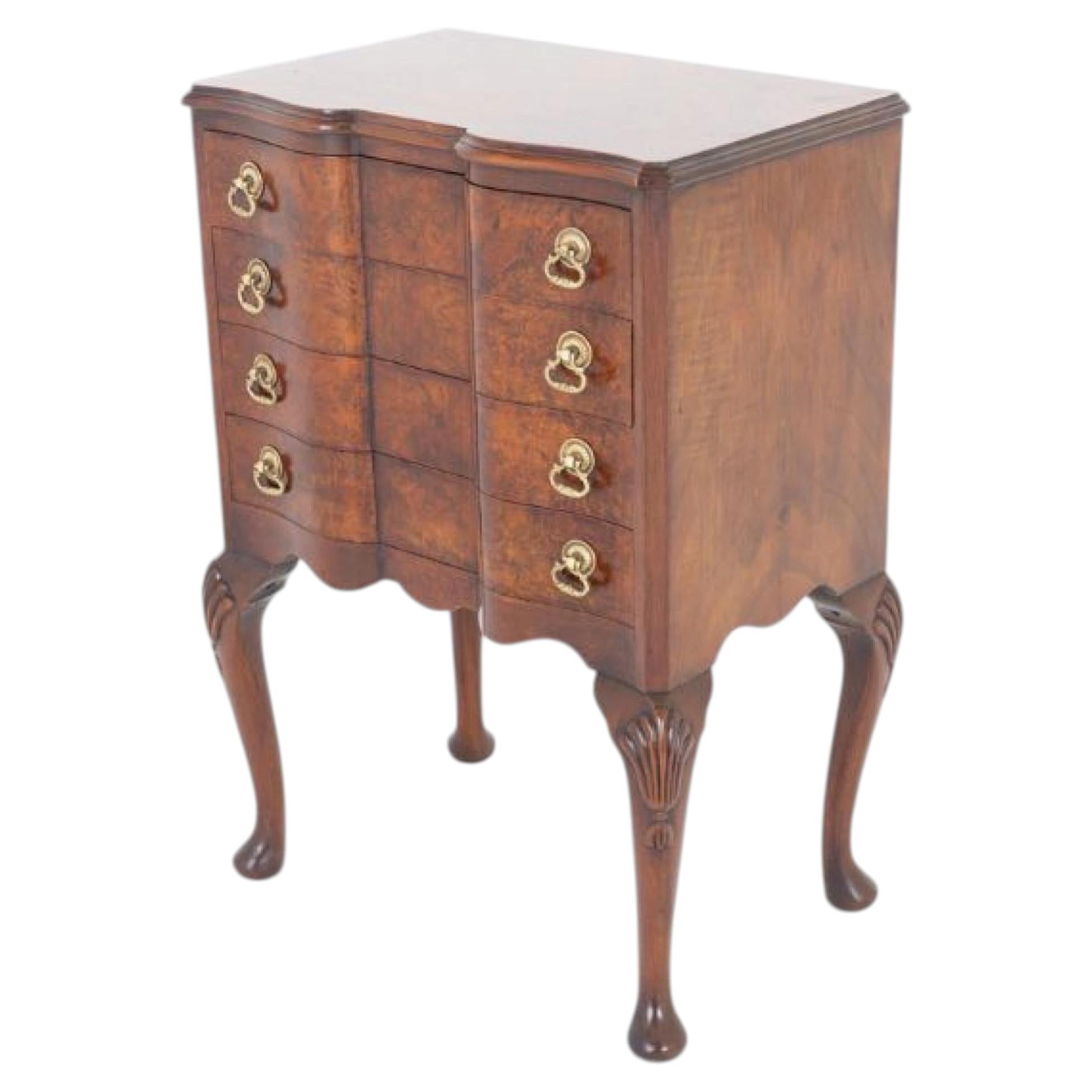 Queen Anne Revival Nachttisch Kommode Schrank Nussbaum im Angebot