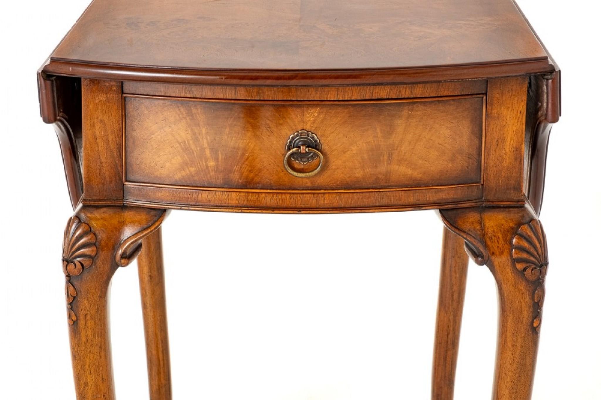 Queen Anne Revival Side Table Occasional Walnut In Good Condition For Sale In Potters Bar, GB