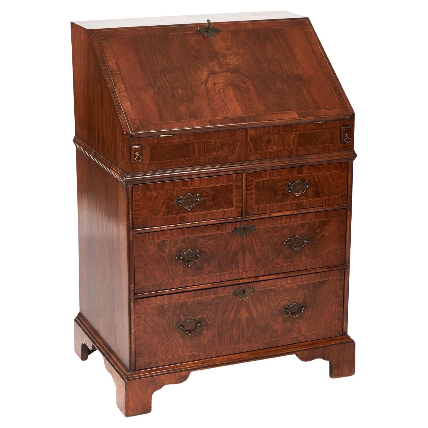 A.I.C. Revive Queen Anne Bureau en noyer avec cuvette, vers 1920