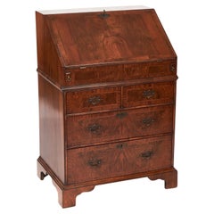A.I.C. Revive Queen Anne Bureau en noyer avec cuvette, vers 1920